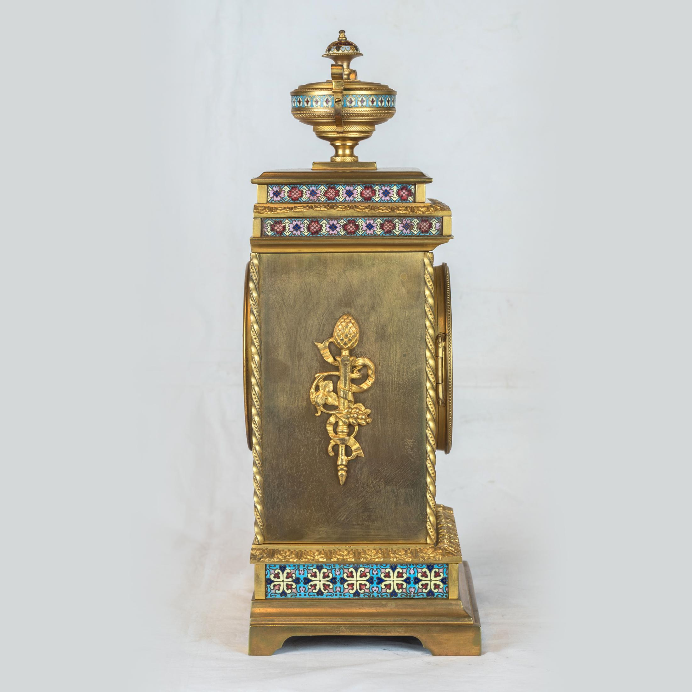 Eine fabelhafte französische Kaminuhr aus Champleve-Emaille und vergoldeter Bronze aus dem späten 19. Jahrhundert (Französisch) im Angebot