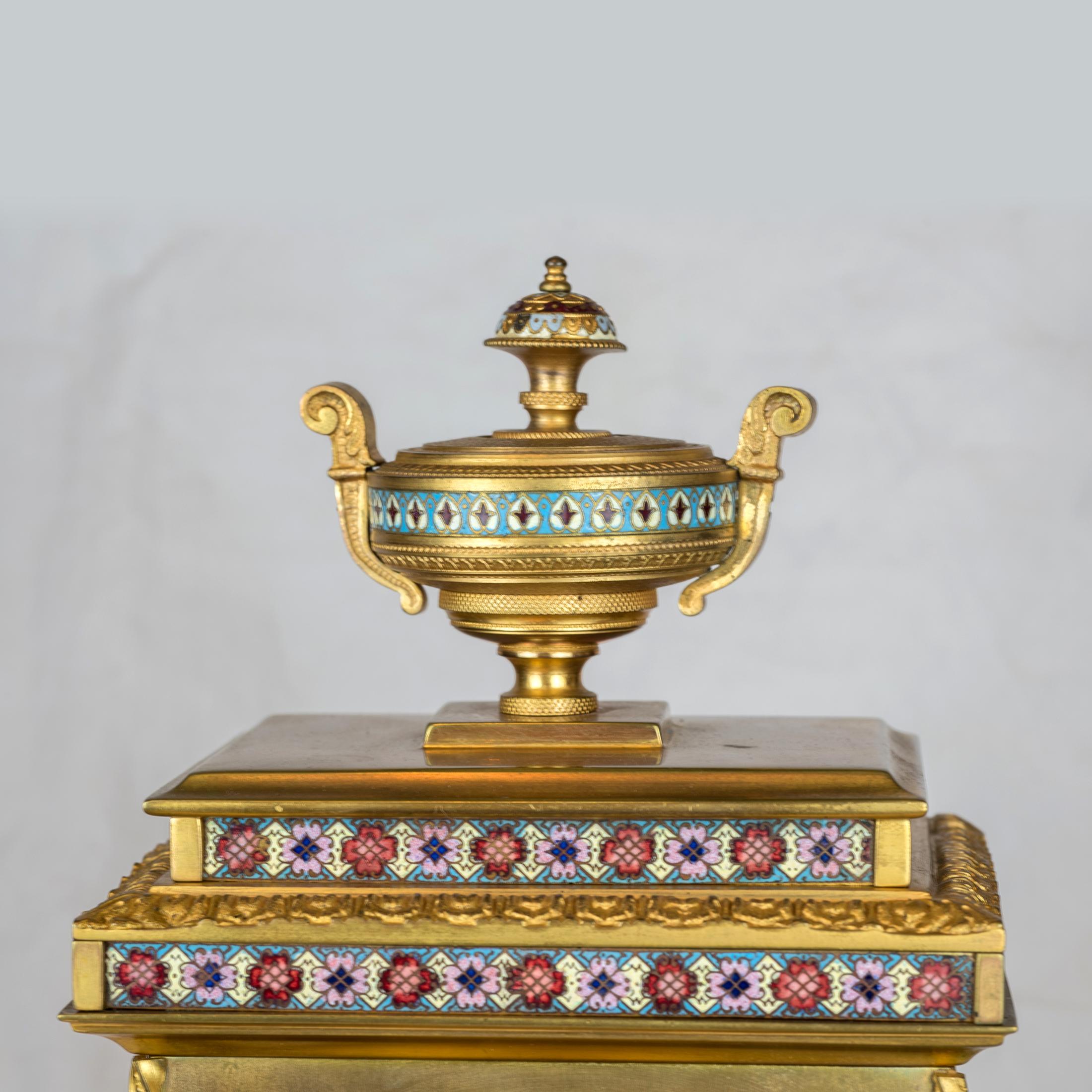 Eine fabelhafte französische Kaminuhr aus Champleve-Emaille und vergoldeter Bronze aus dem späten 19. Jahrhundert im Zustand „Gut“ im Angebot in New York, NY