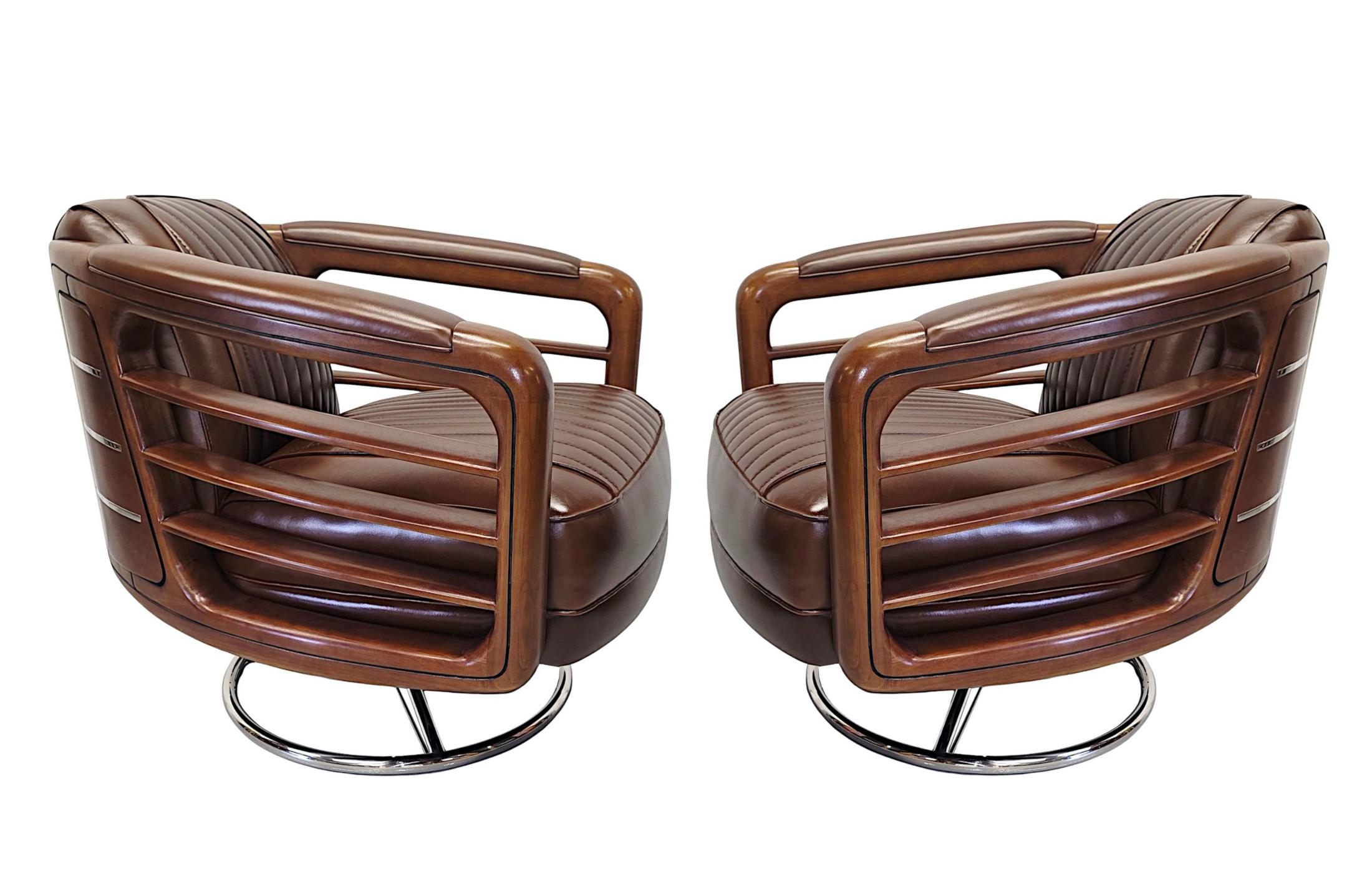 Una favolosa poltrona girevole di design Art Carved finemente intagliata e riccamente patinata in noce, pelle e cromo di qualità eccezionale.  Questo splendido pezzo è rivestito in un'elegante pelle marrone con un innovativo dettaglio di cuciture