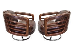 Un fabuloso sillón giratorio de diseño de mediados de siglo hecho a mano en nogal y cromo