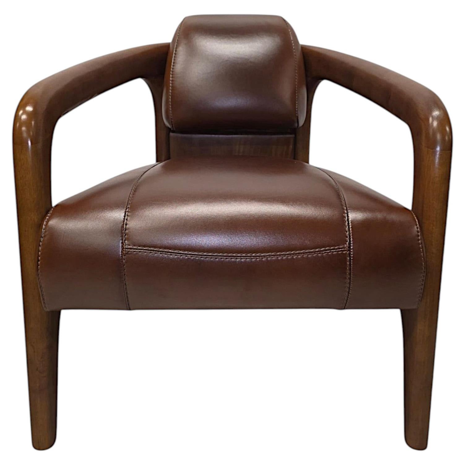 Un fabuleux fauteuil de style « mid-century » en noyer et cuir