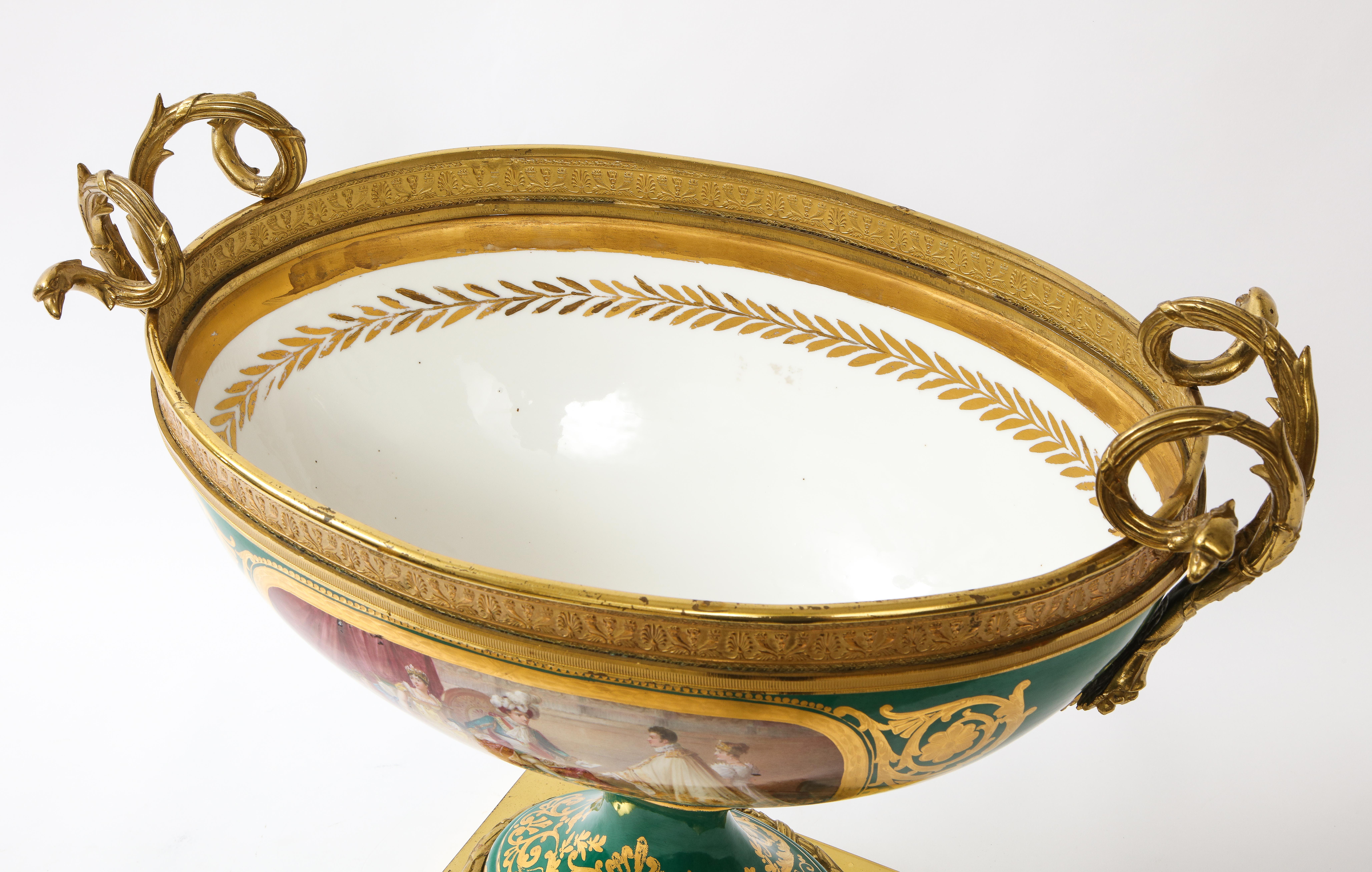 Fabuloso centro de mesa napoleónico de porcelana verde de Sevres y montado en ormolu en venta 3