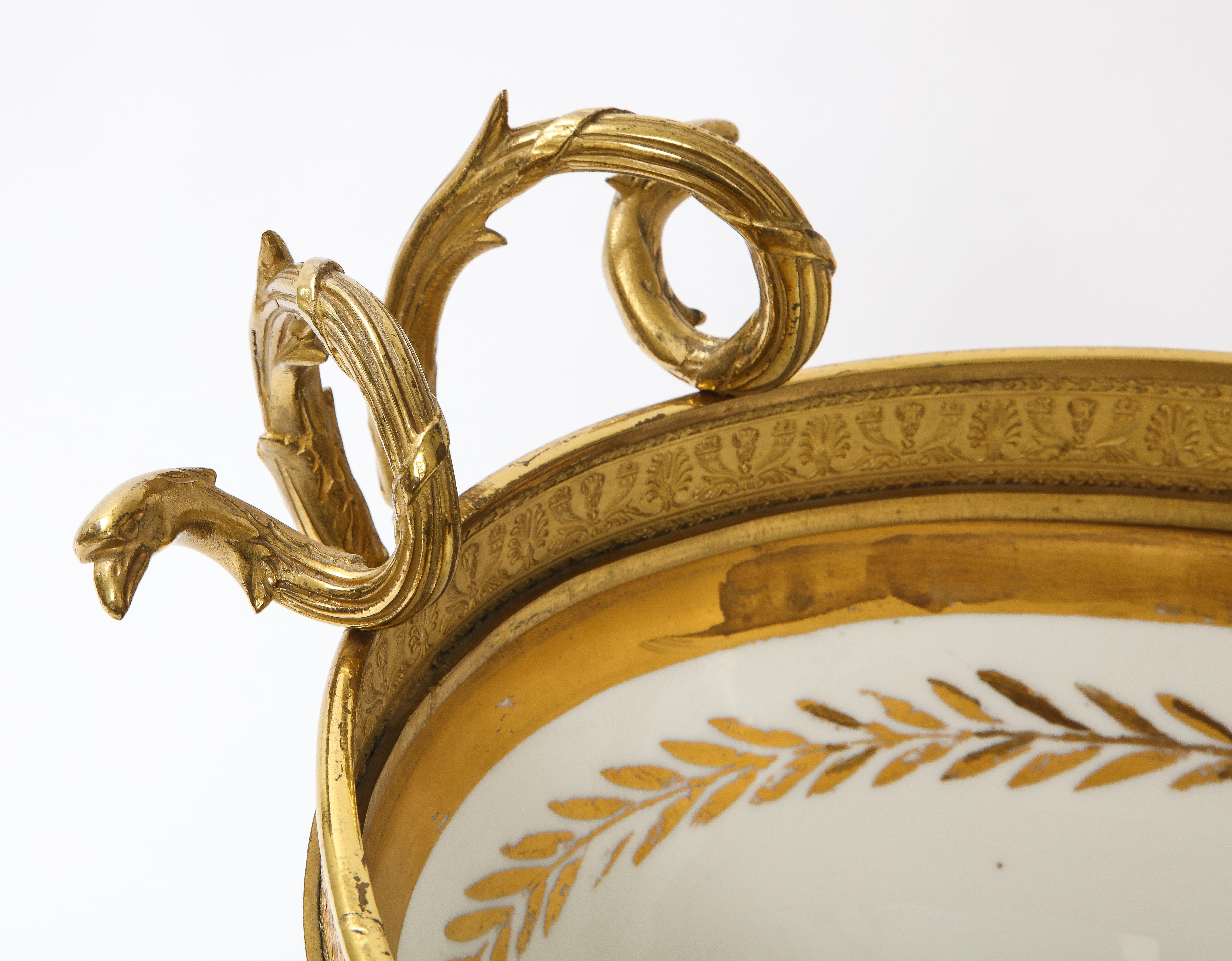 Fabuloso centro de mesa napoleónico de porcelana verde de Sevres y montado en ormolu en venta 4