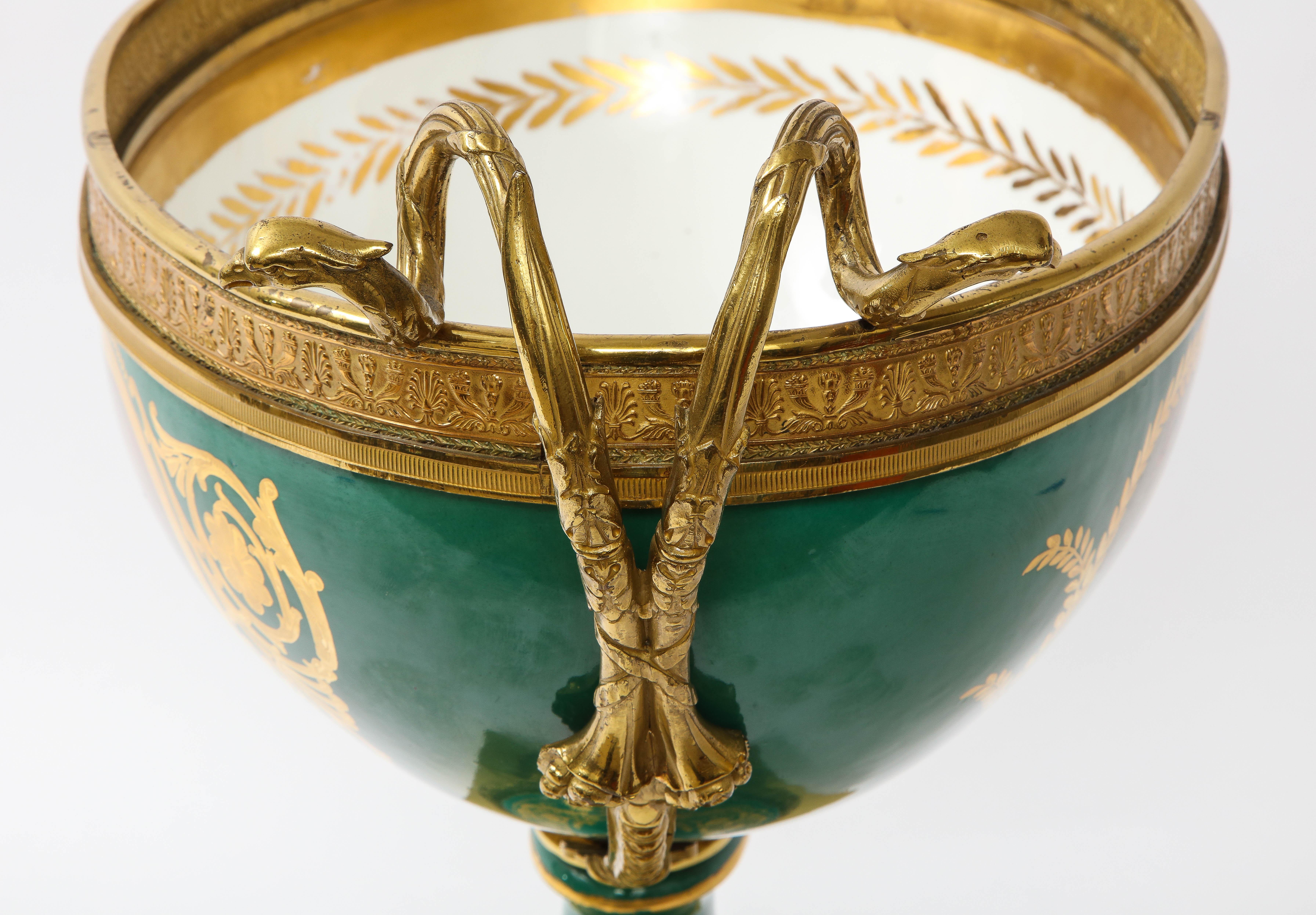 Fabuloso centro de mesa napoleónico de porcelana verde de Sevres y montado en ormolu en venta 5