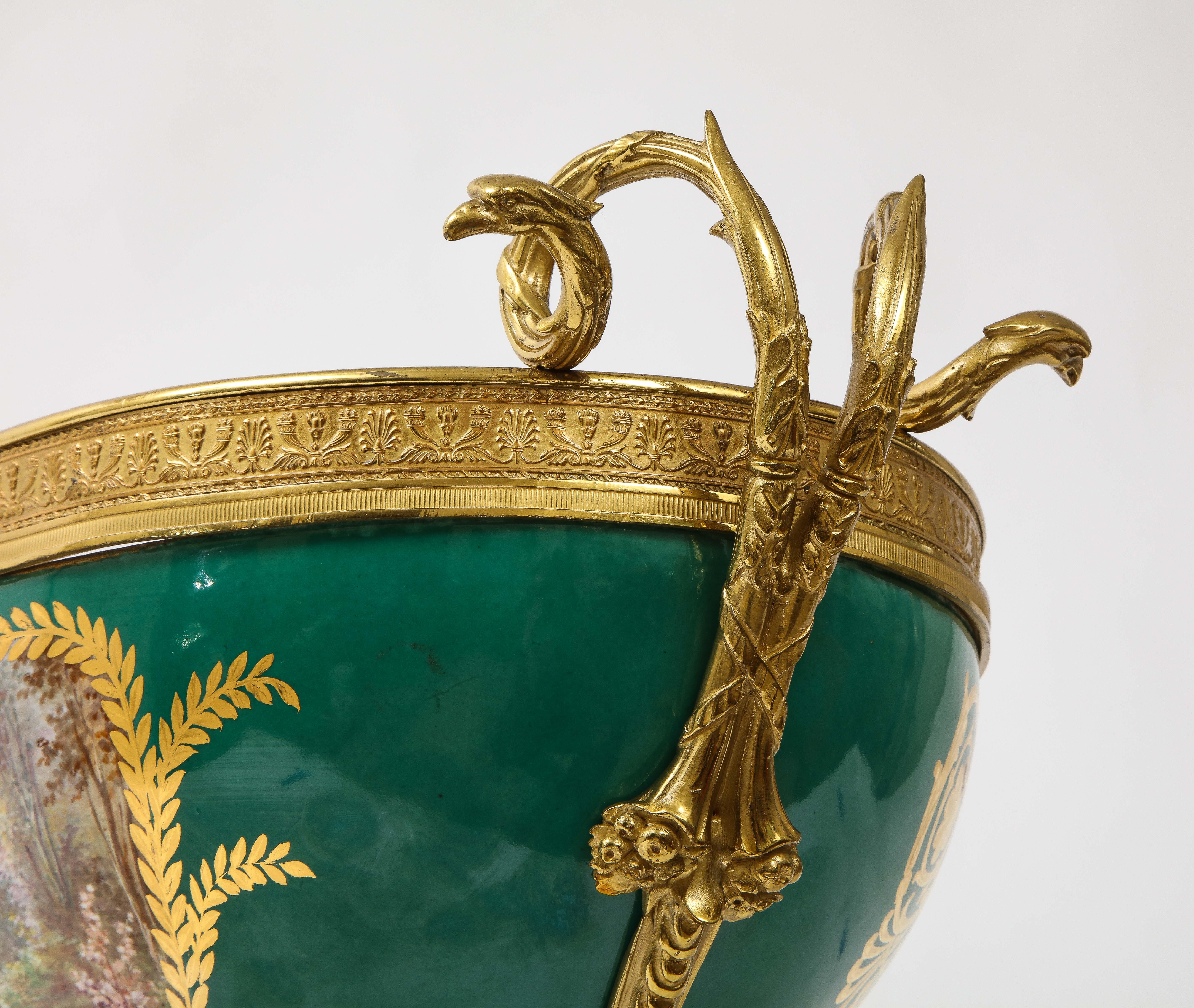 Fabuloso centro de mesa napoleónico de porcelana verde de Sevres y montado en ormolu en venta 6