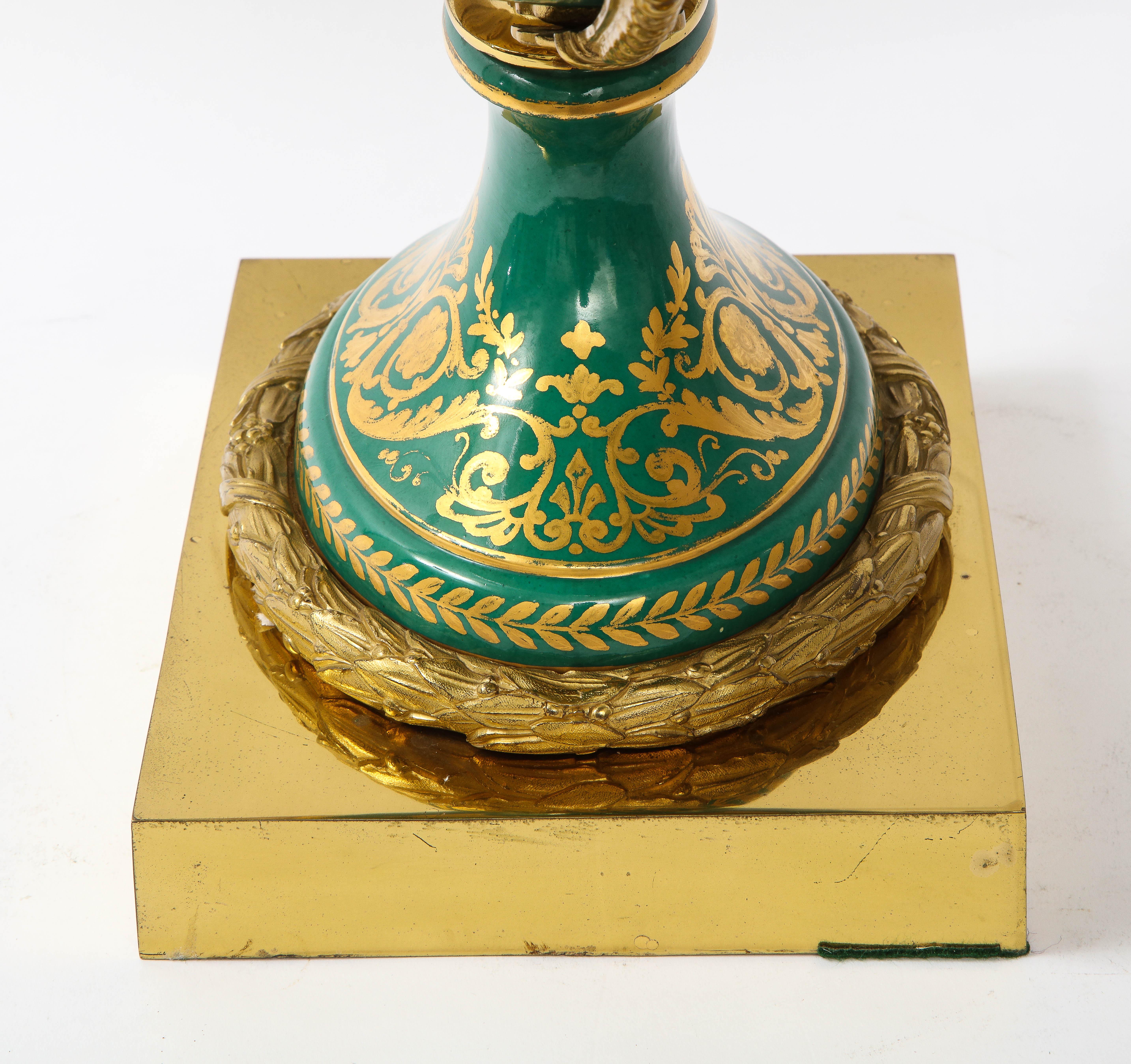 Fabuloso centro de mesa napoleónico de porcelana verde de Sevres y montado en ormolu en venta 7