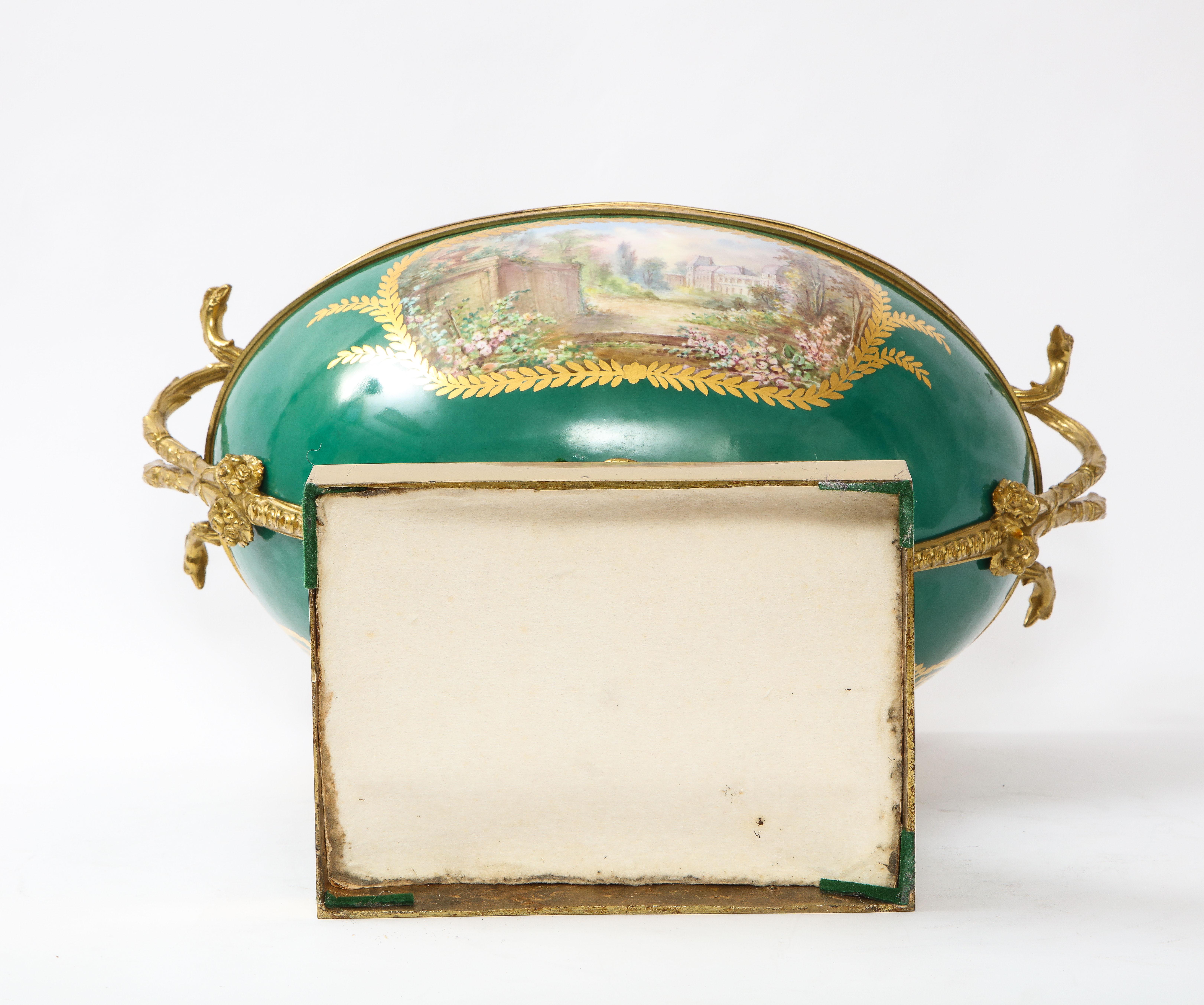 Fabuloso centro de mesa napoleónico de porcelana verde de Sevres y montado en ormolu en venta 8