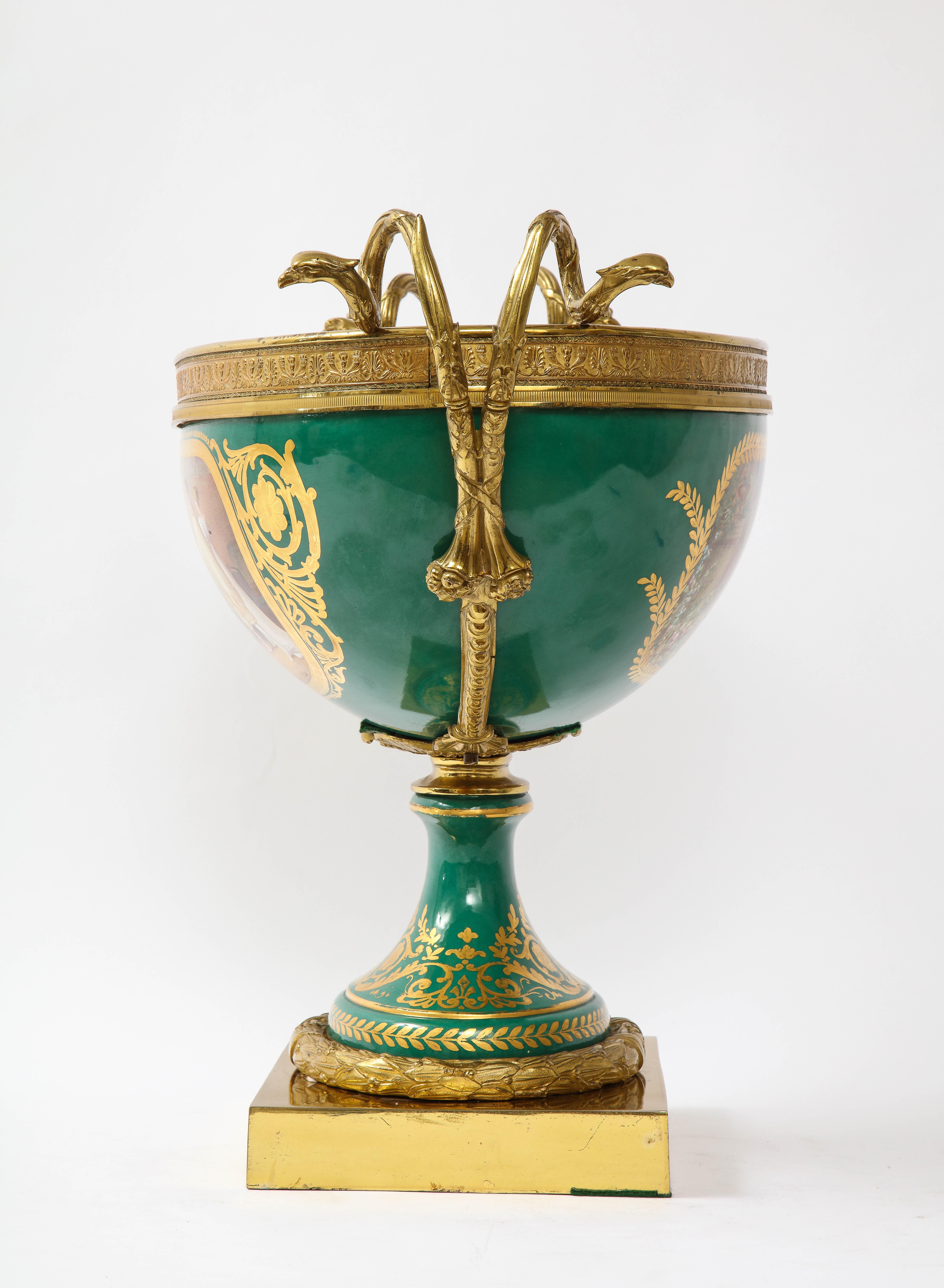 Fabuloso centro de mesa napoleónico de porcelana verde de Sevres y montado en ormolu Napoleón III en venta