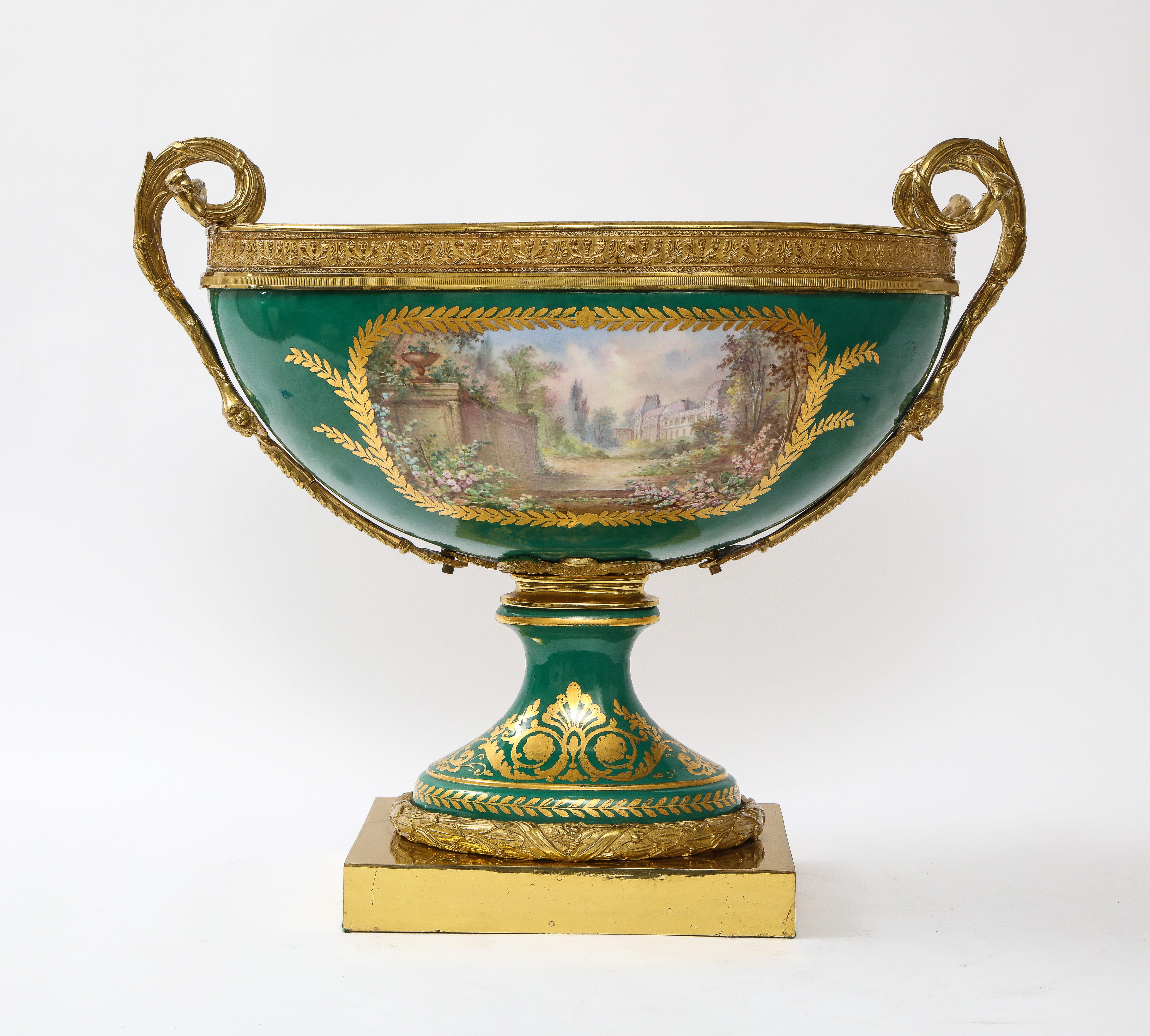 Fabuloso centro de mesa napoleónico de porcelana verde de Sevres y montado en ormolu Francés en venta