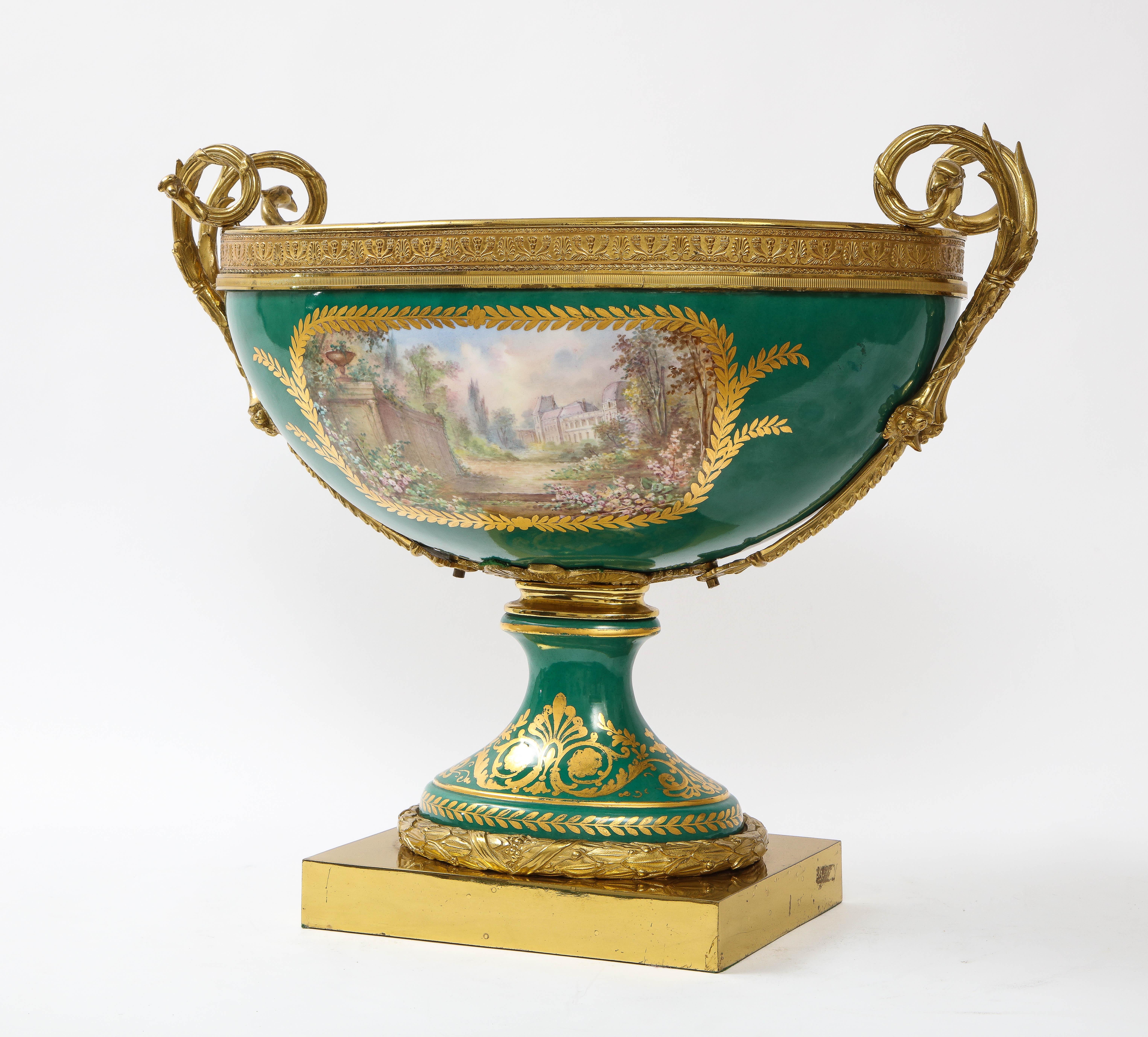 Fabuloso centro de mesa napoleónico de porcelana verde de Sevres y montado en ormolu Dorado en venta