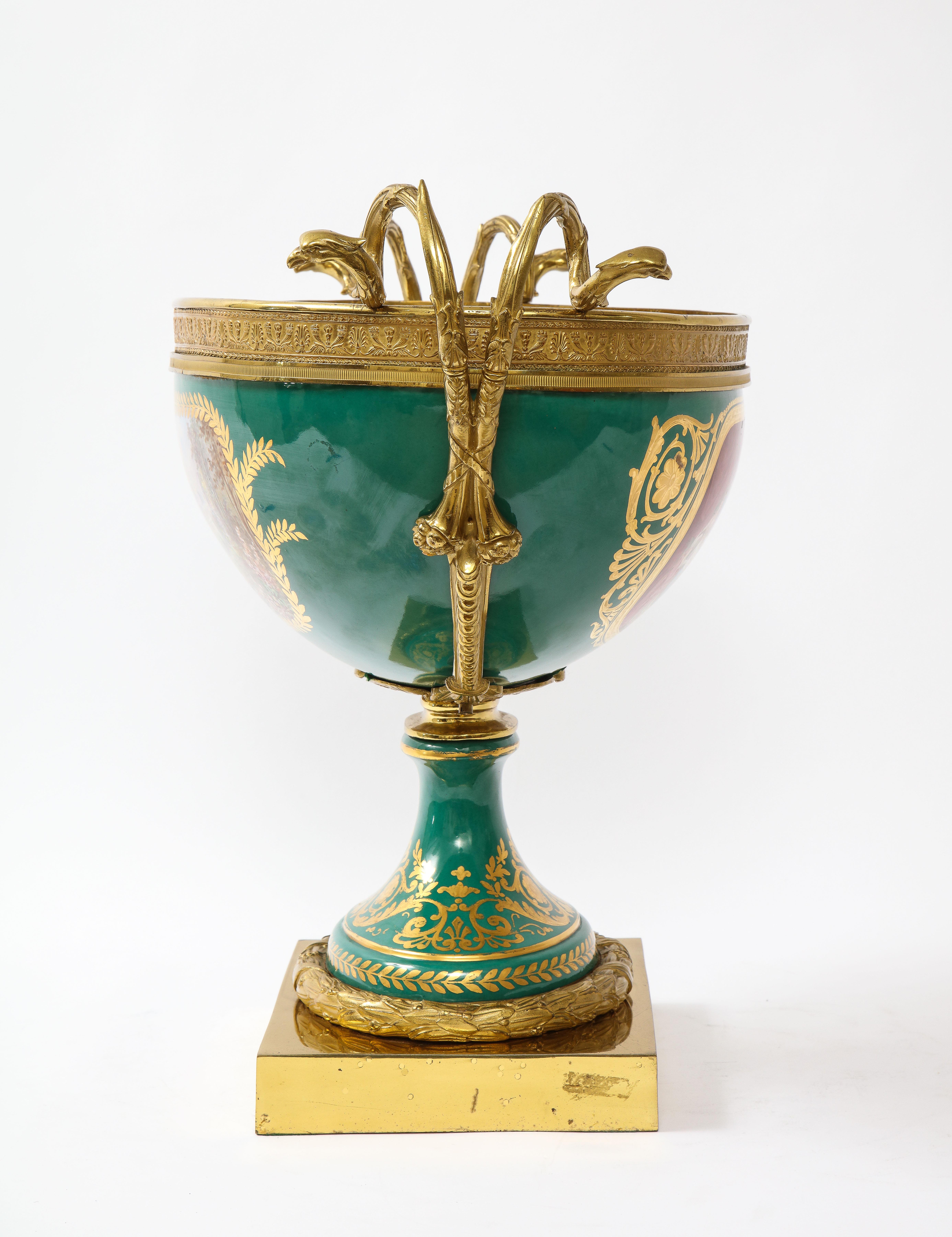 Fabuloso centro de mesa napoleónico de porcelana verde de Sevres y montado en ormolu en Bueno estado para la venta en New York, NY
