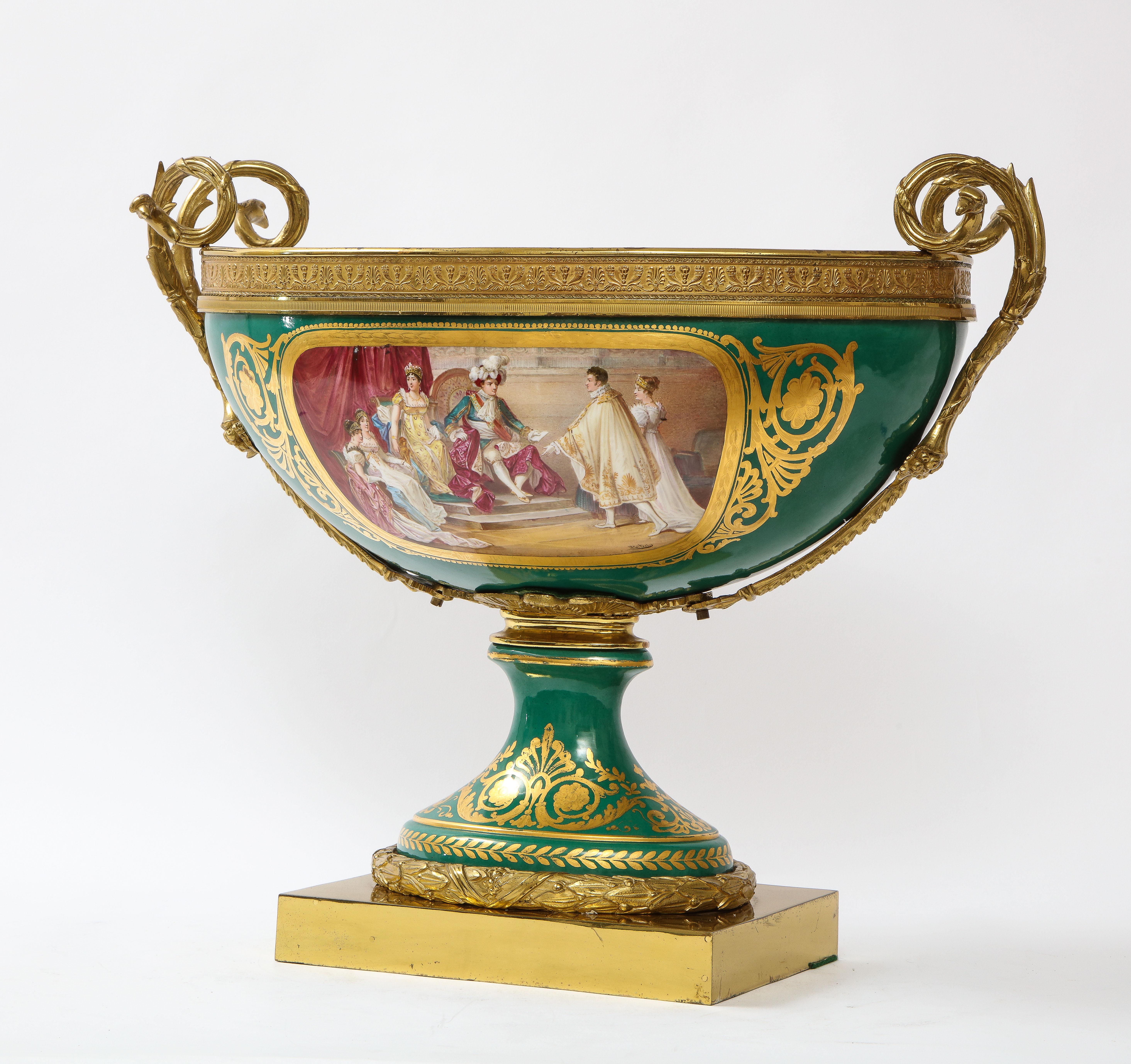 Fabuloso centro de mesa napoleónico de porcelana verde de Sevres y montado en ormolu Mediados del siglo XIX en venta