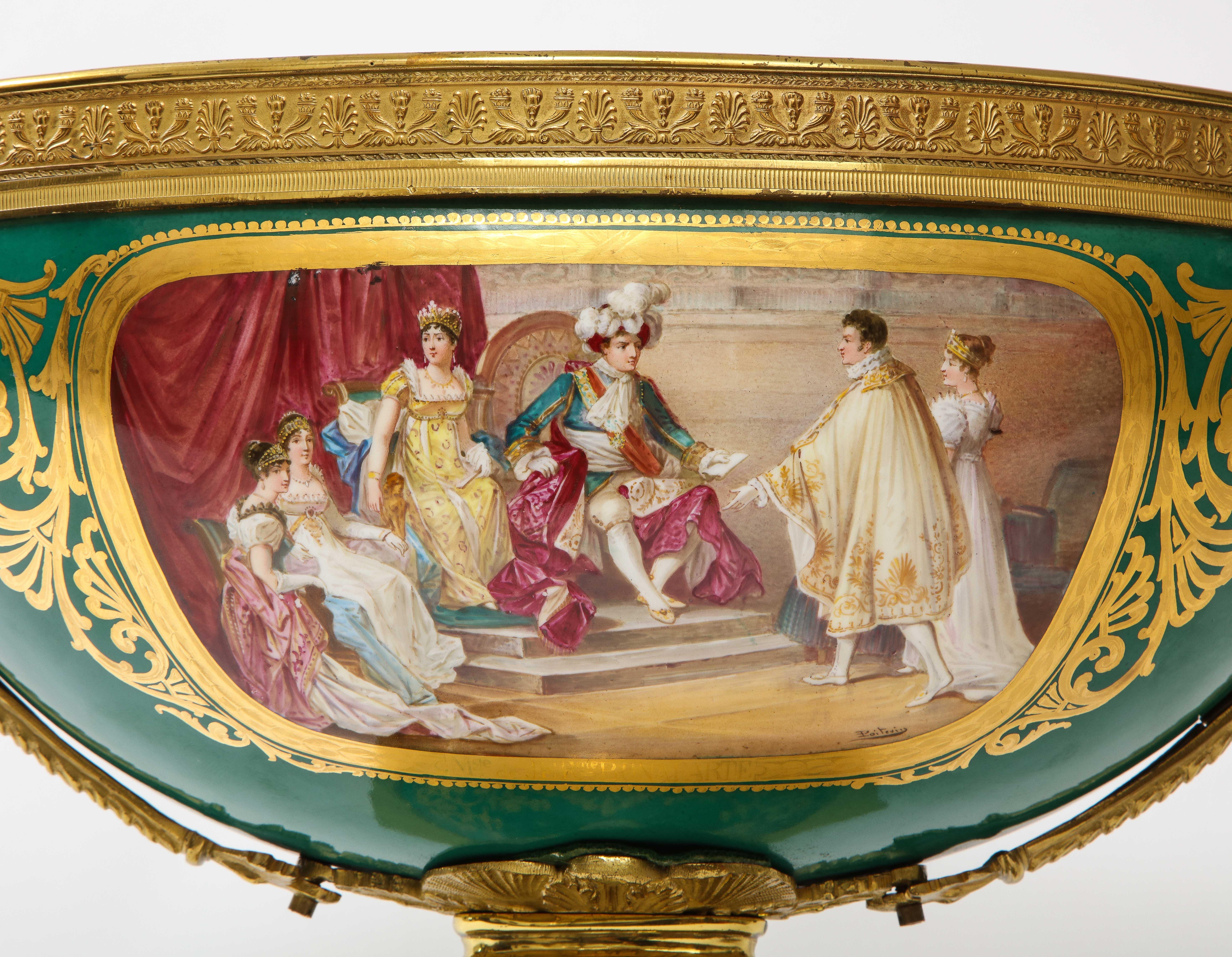 Fabuloso centro de mesa napoleónico de porcelana verde de Sevres y montado en ormolu Bronce en venta
