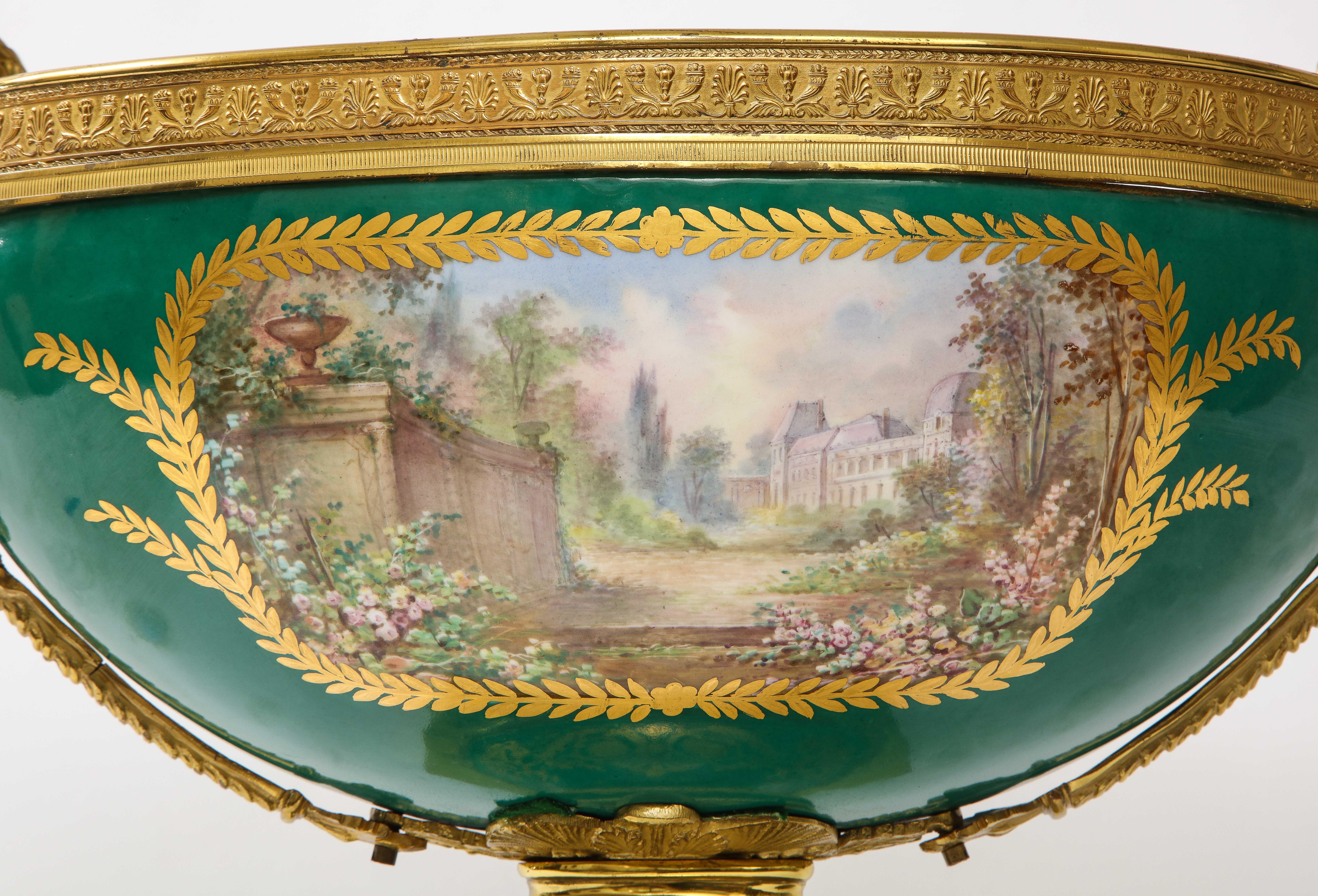 Fabuloso centro de mesa napoleónico de porcelana verde de Sevres y montado en ormolu en venta 1