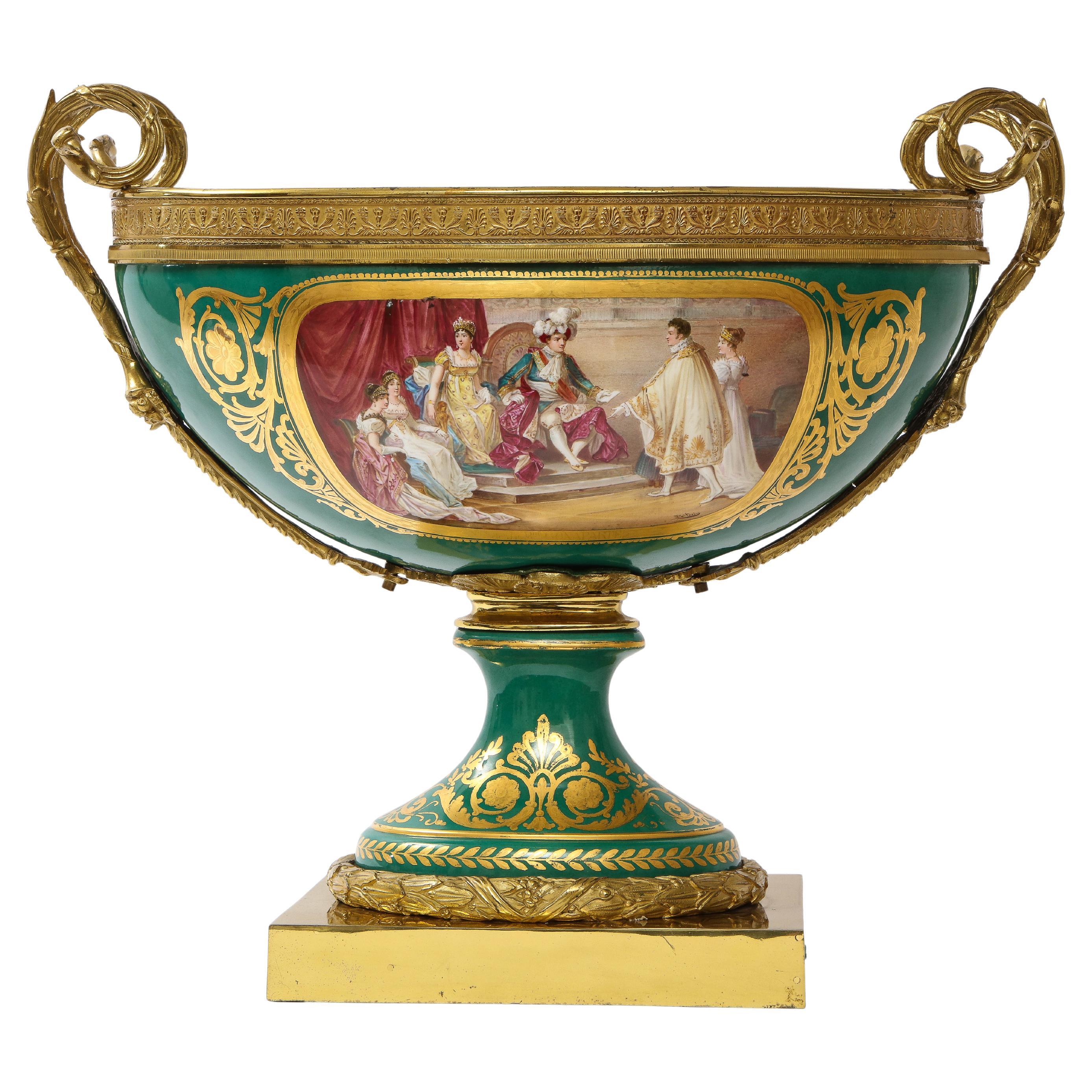 Fabuloso centro de mesa napoleónico de porcelana verde de Sevres y montado en ormolu