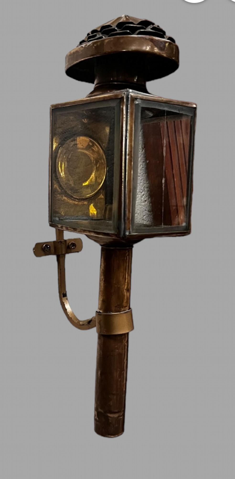 Une fabuleuse paire de lampes d'appui du 19e siècle. Elles peuvent être converties à l'électricité par notre restaurateur, veuillez demander des détails et une vitre a une petite fissure que nous pouvons renouveler, veuillez demander des détails.