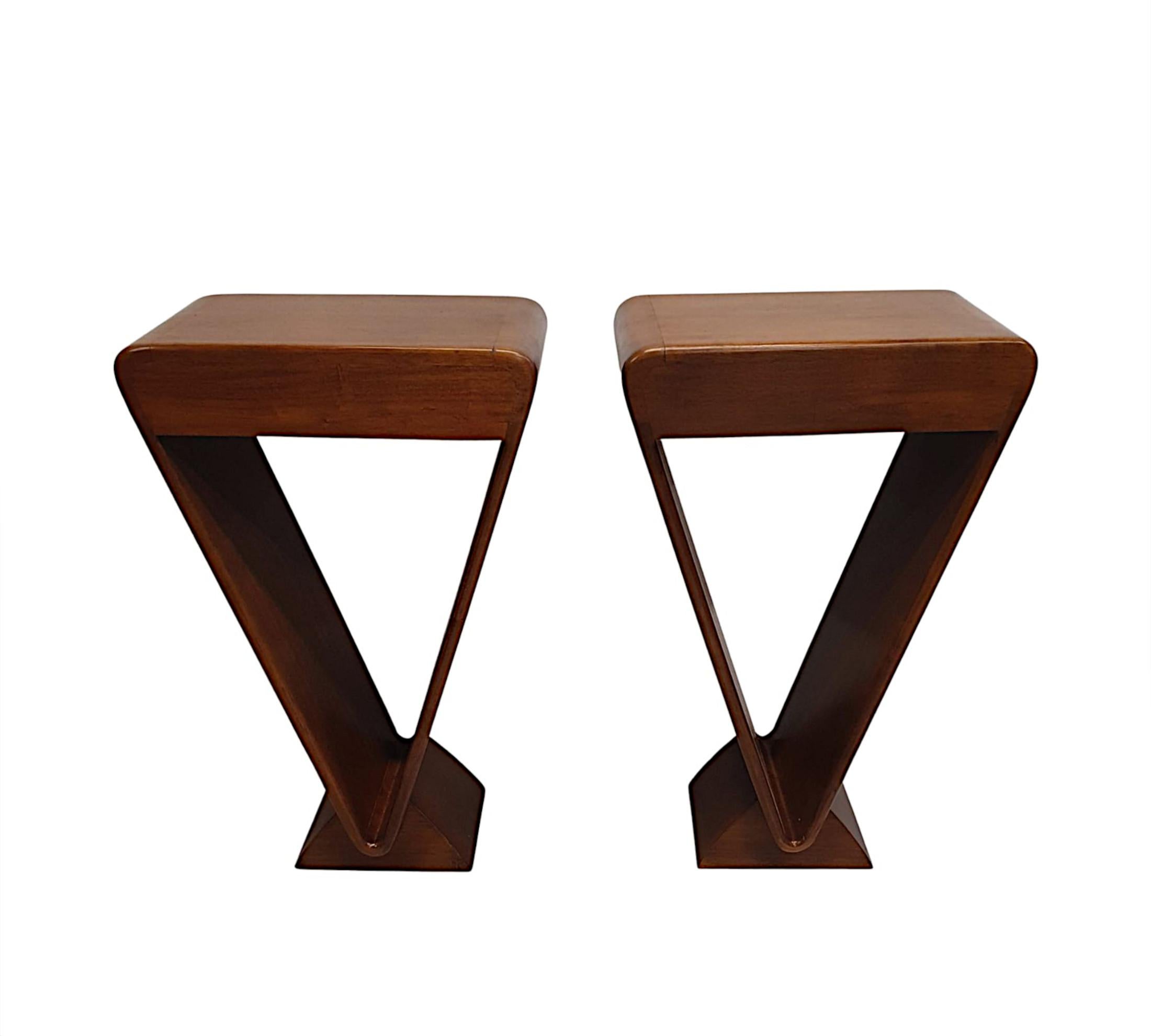 Métal Fabuleuse paire de tables de chevet ou de tables d'appoint de style Art déco en vente