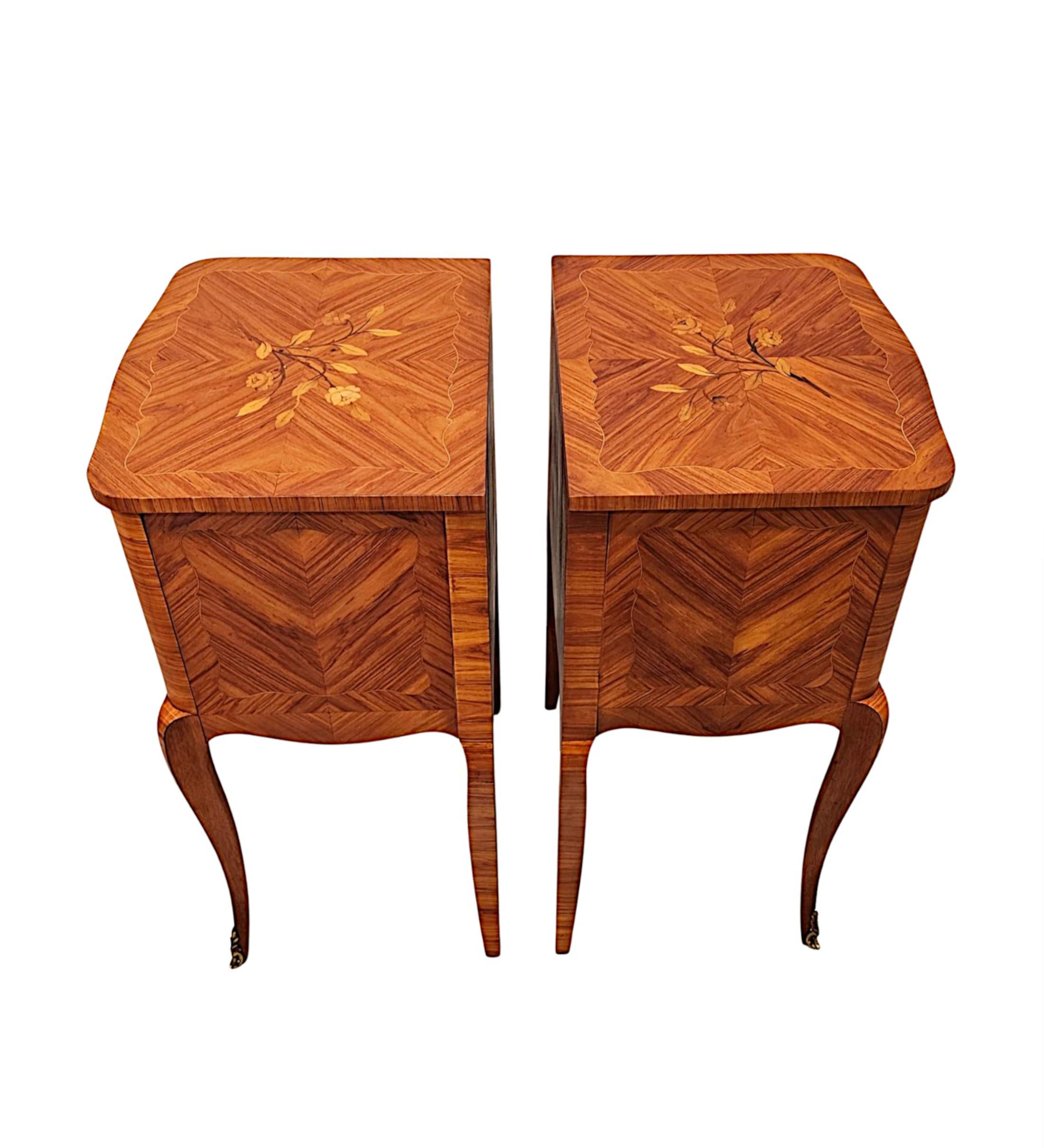 20ième siècle Fabuleuse paire de tables de chevet ou de coffres marquetés du début du 20e siècle en vente