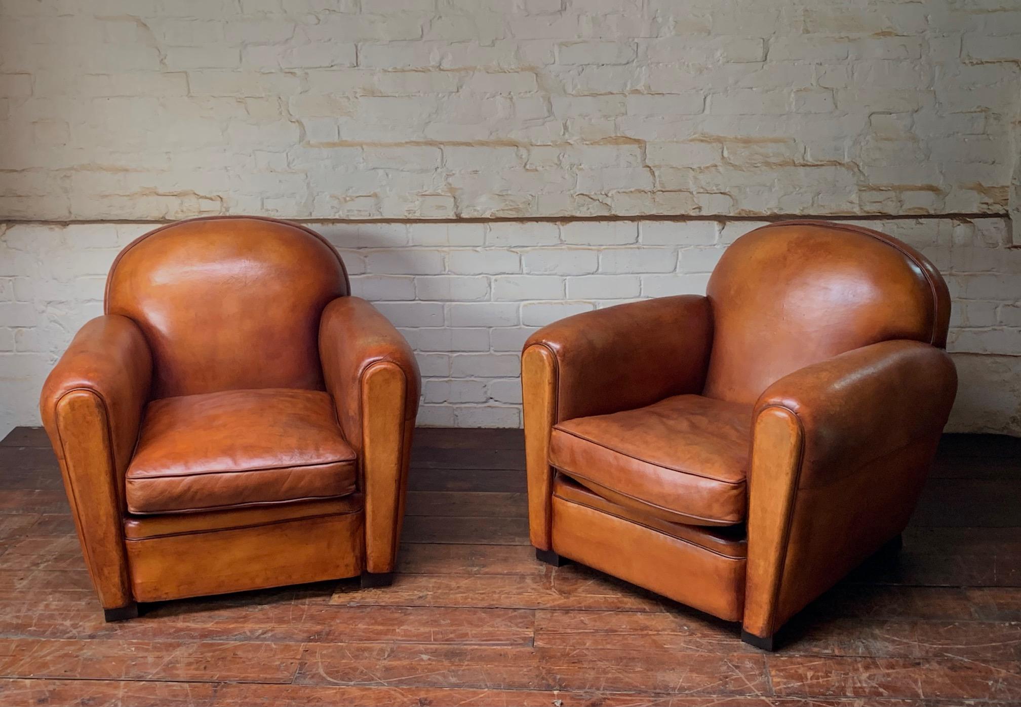 Fabuleuse paire de fauteuils club en cuir français Model NoCA Circa 1950

Ces chaises sont de véritables classiques et d'excellents exemples. Ils ont un style subtil et sont dans un état magnifique. Le cuir caramel d'origine a développé une riche