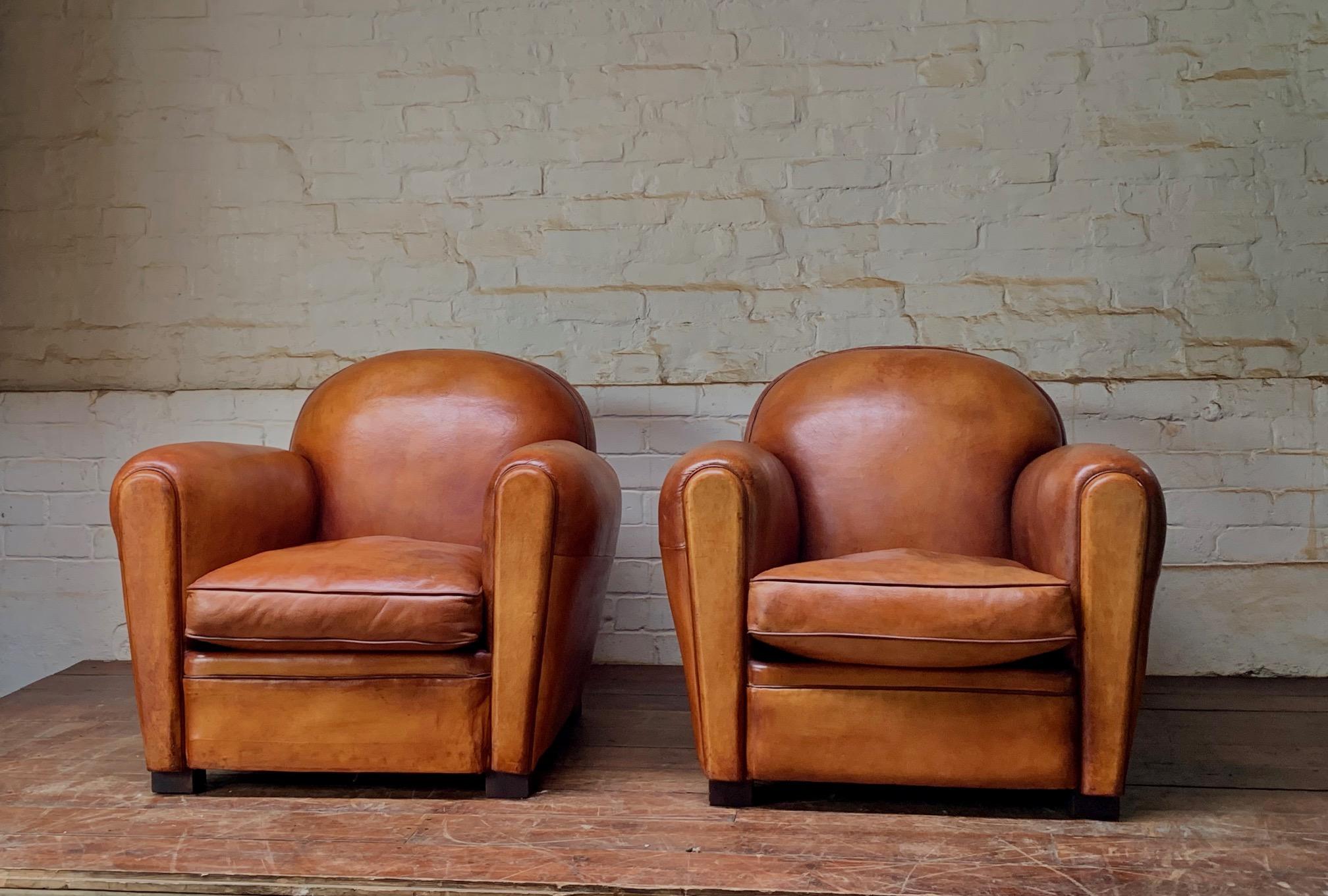 Français Fabuleuse paire de fauteuils club en cuir français Model NoCA Circa 1950 en vente
