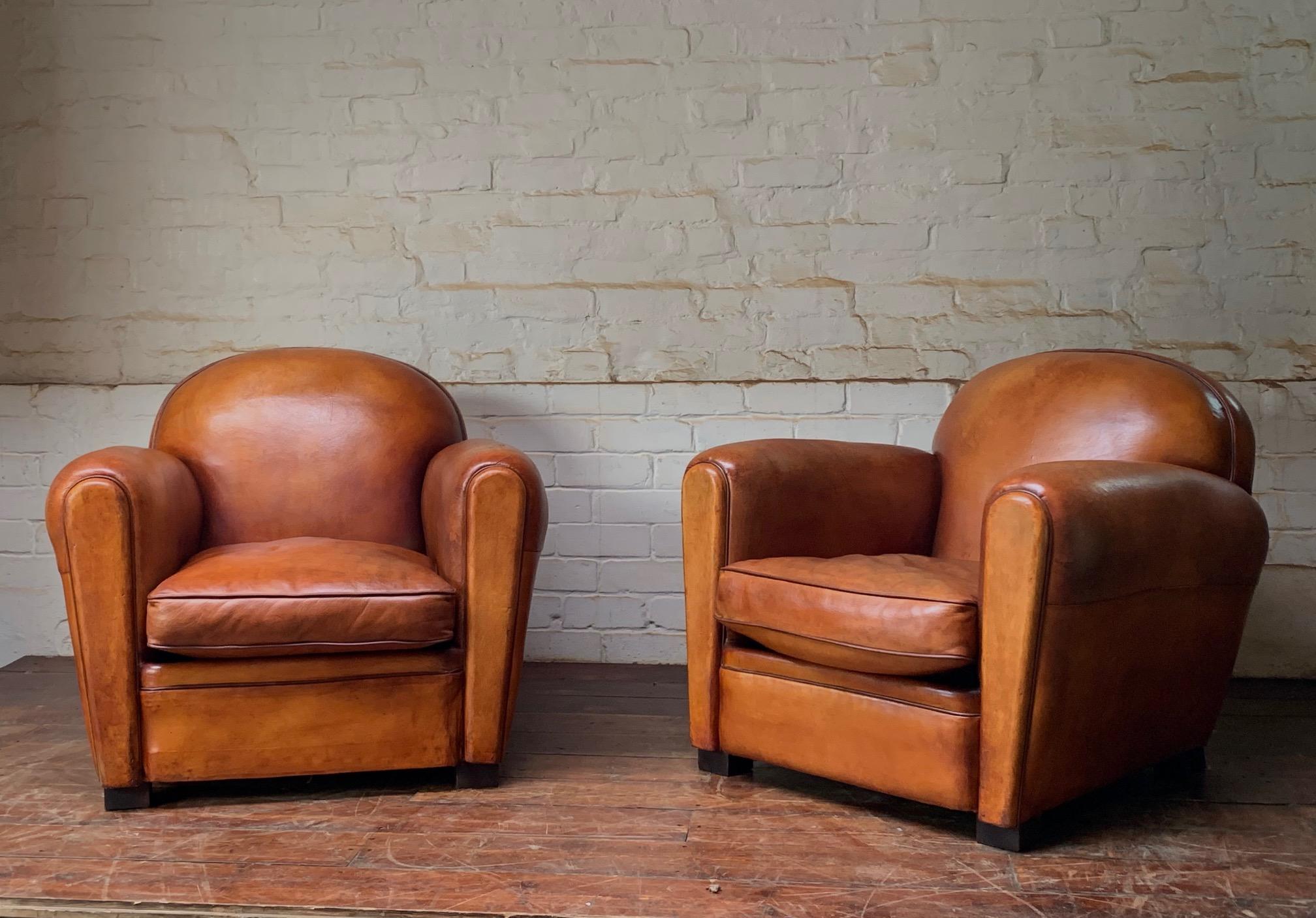 Fabuleuse paire de fauteuils club en cuir français Model NoCA Circa 1950 Bon état - En vente à Hastings, GB