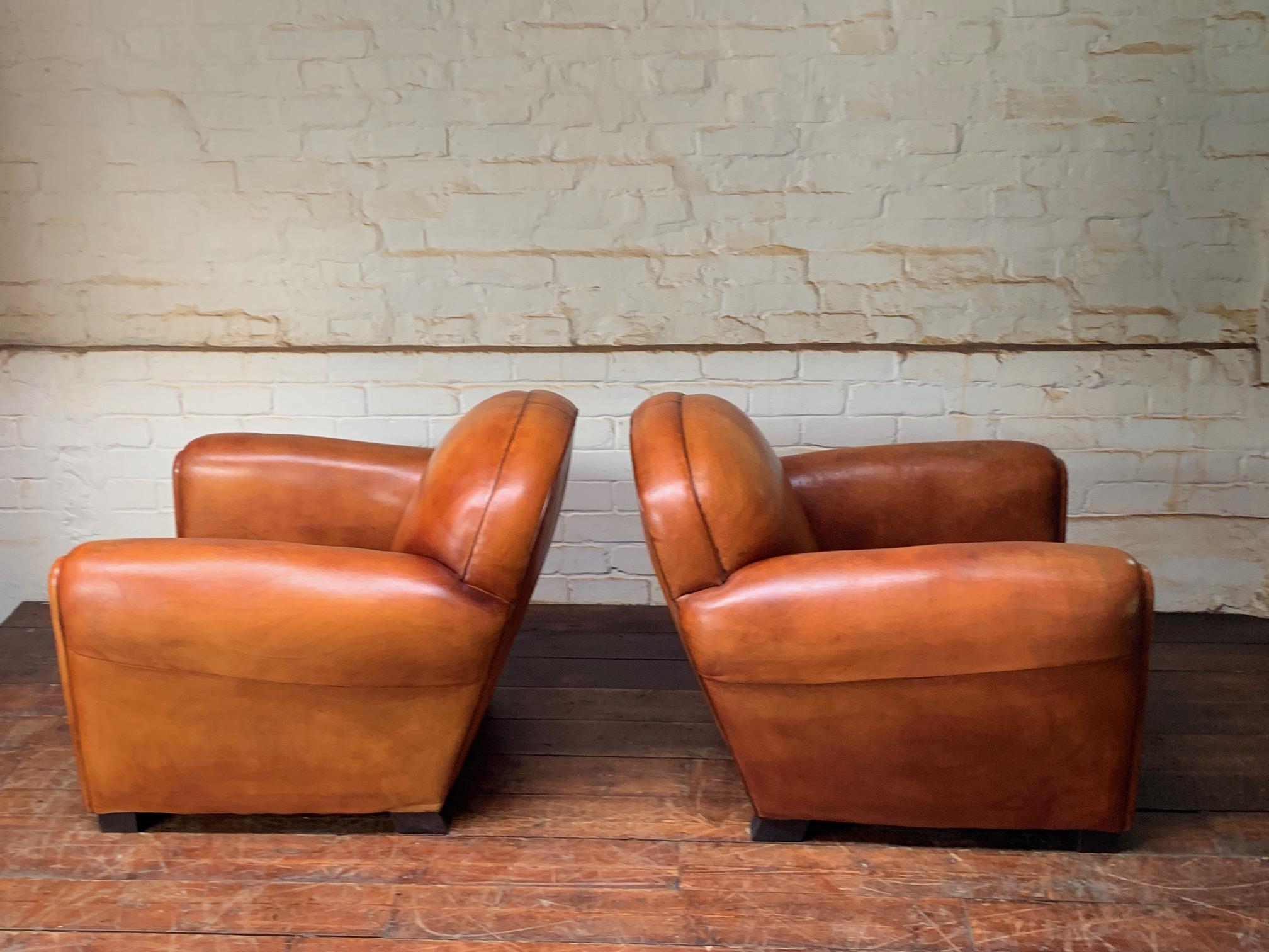Cuir Fabuleuse paire de fauteuils club en cuir français Model NoCA Circa 1950 en vente