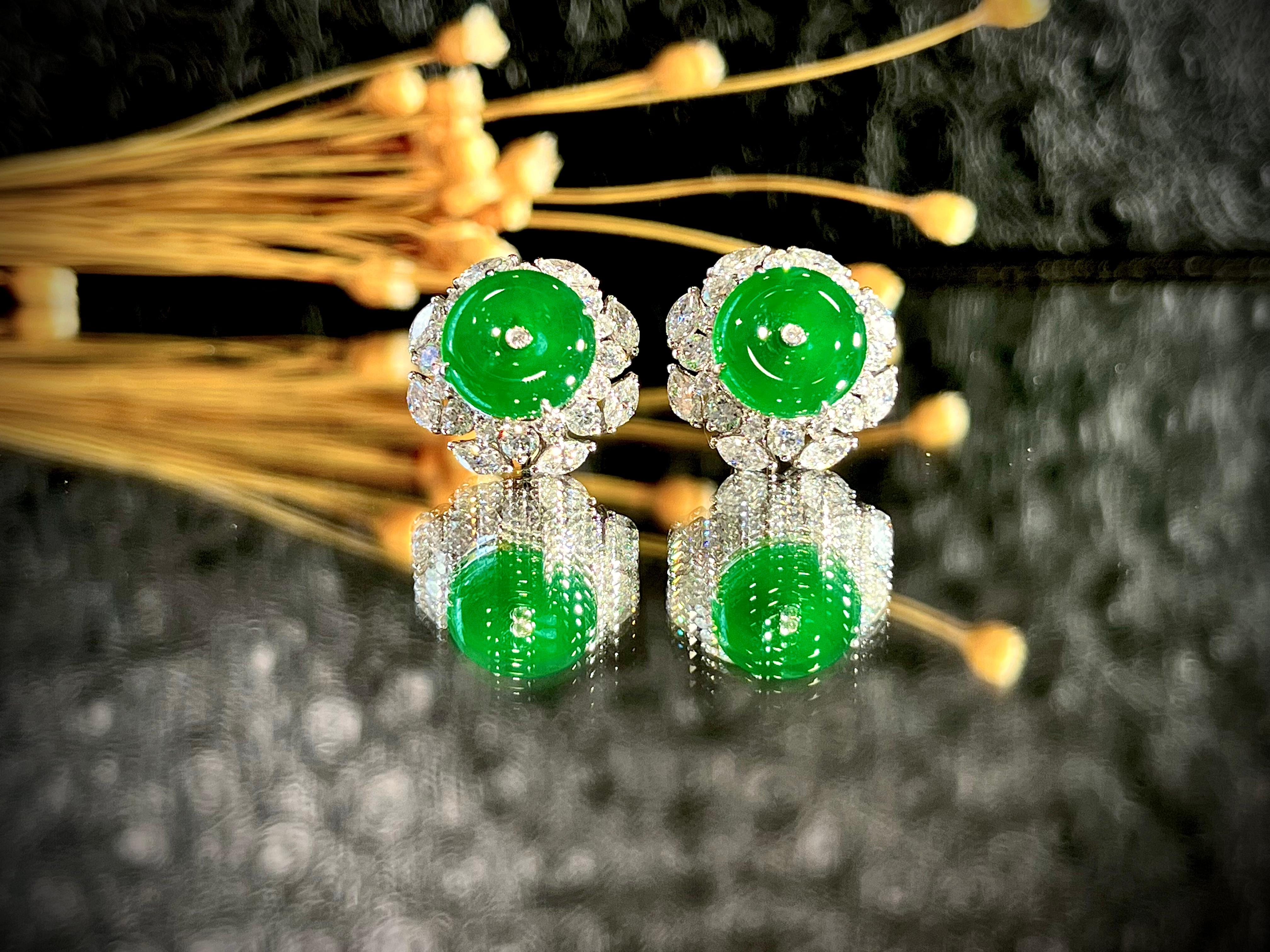 Un favoloso paio di orecchini in giada naturale traslucida di colore verde smeraldo (Cui Fei). I pezzi di giada perfettamente rotondi 