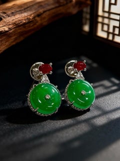 Un fabuloso par de pendientes de jadeíta imperial y diamantes en oro blanco de 18 quilates
