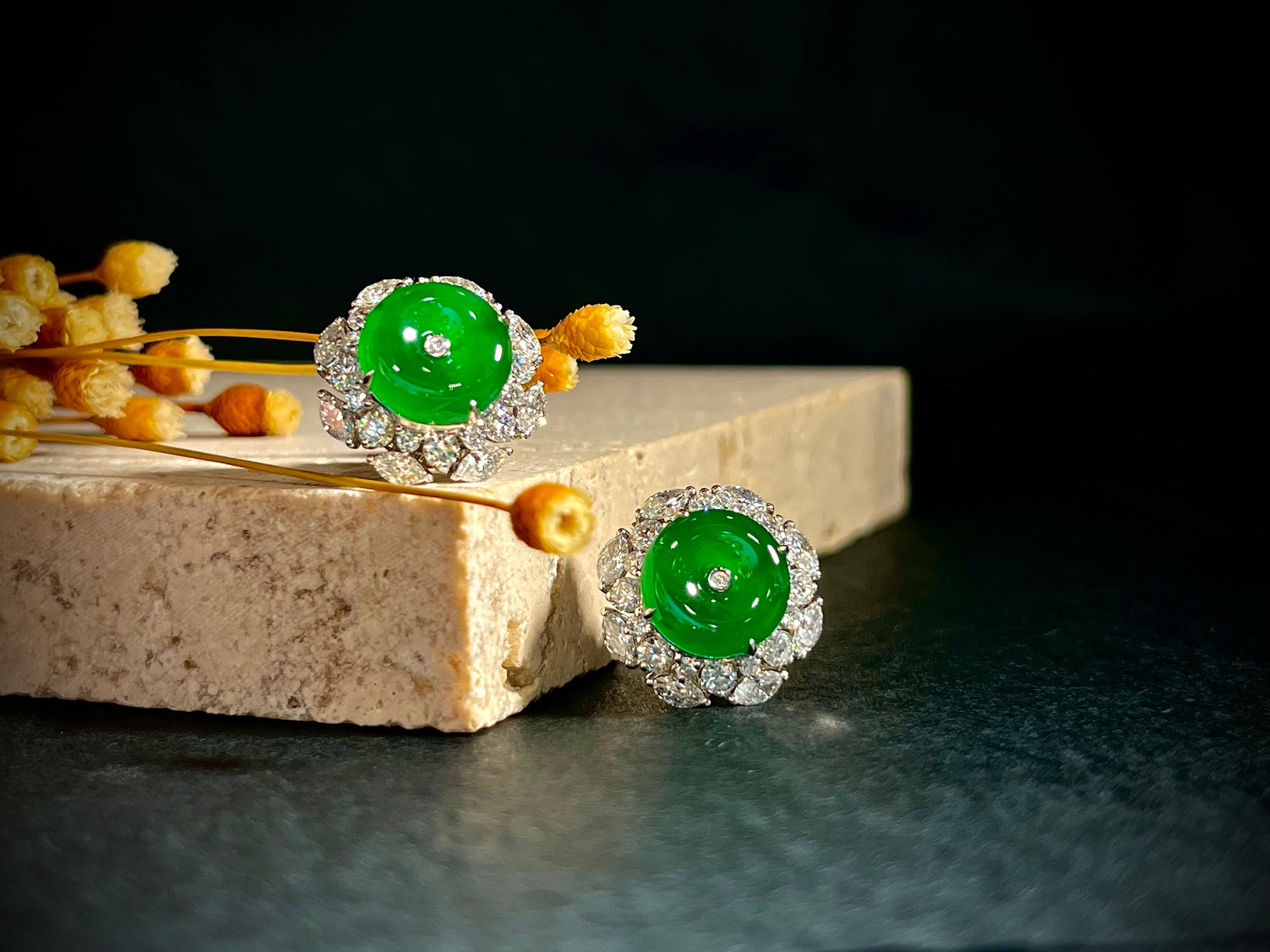 Contemporaneo Un favoloso paio di orecchini di giada imperiale e diamanti in oro bianco 18 carati in vendita