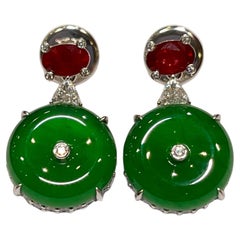 Un fabuloso par de pendientes de jadeíta imperial y diamantes en oro blanco de 18 quilates