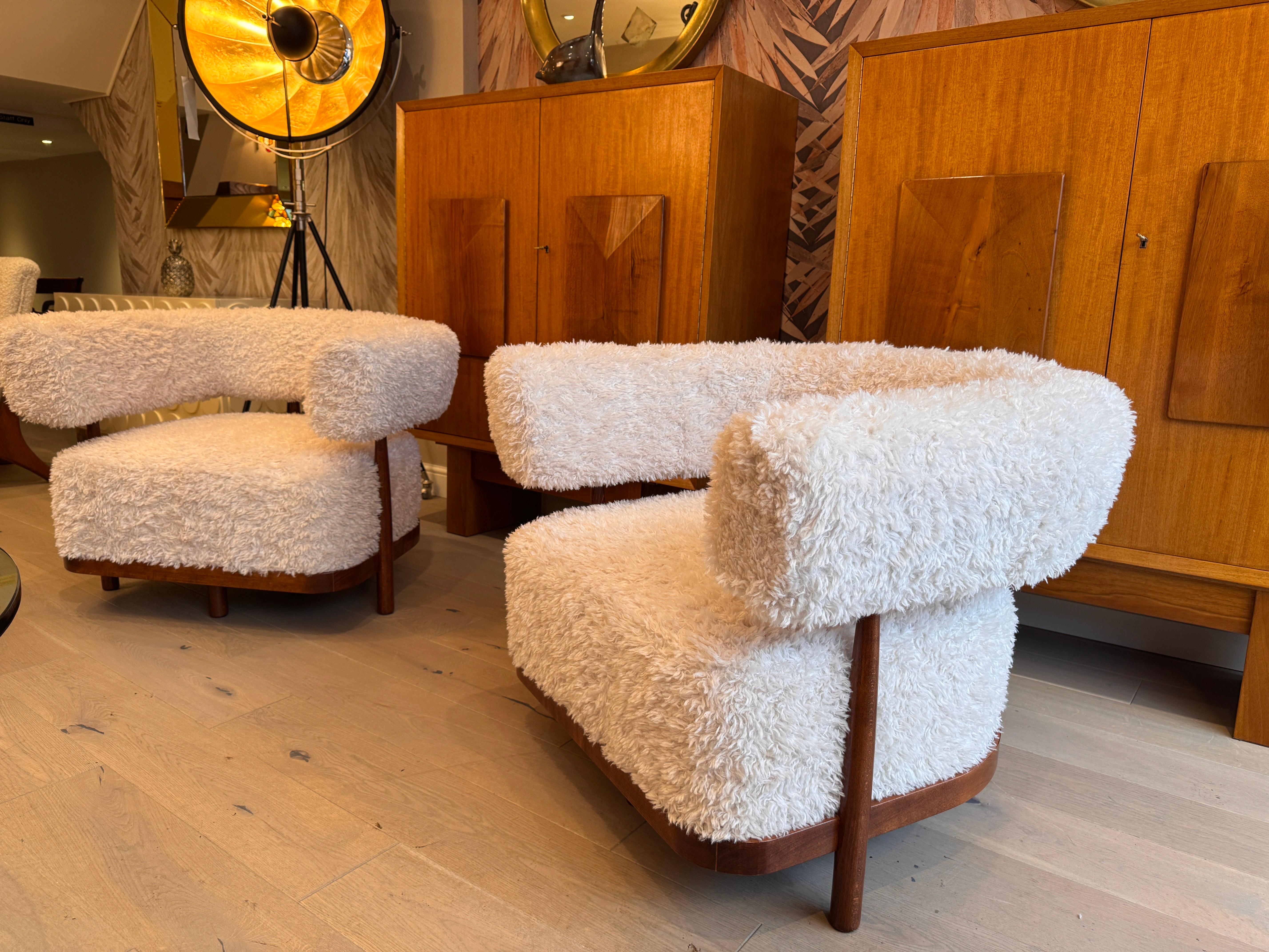 Una straordinaria coppia di poltrone italiane realizzate a mano in legno di noce e rivestite di recente con una lussuosa pelliccia di agnello. 
Studio RKade in edizione limitata 