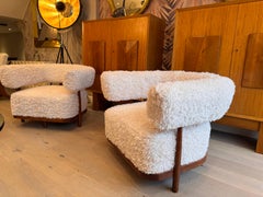 Una favolosa coppia di poltrone italiane in noce curvato con pelliccia di agnello