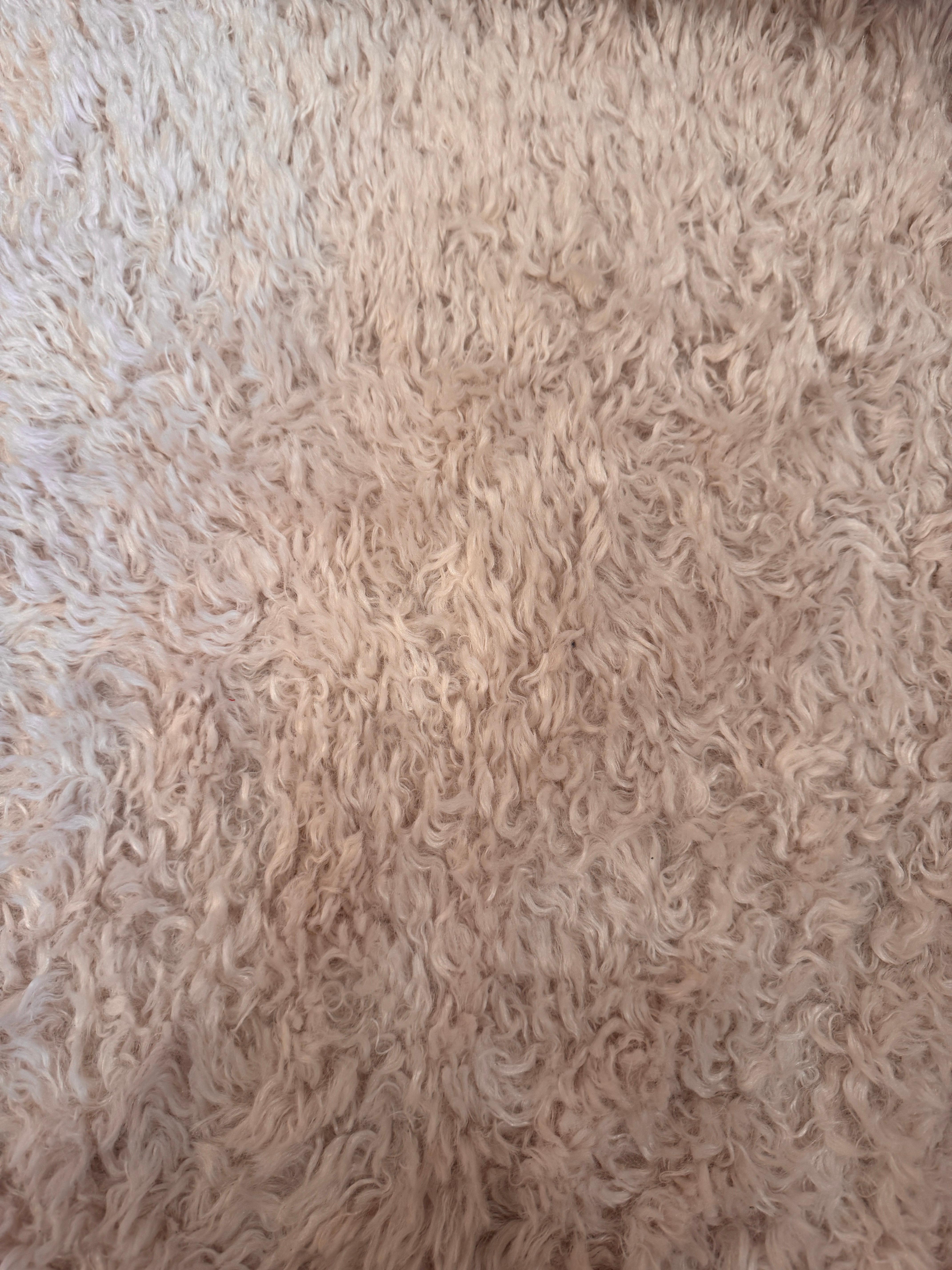 Pelliccia Una favolosa coppia di poltrone italiane in noce curvato con pelliccia di agnello in vendita