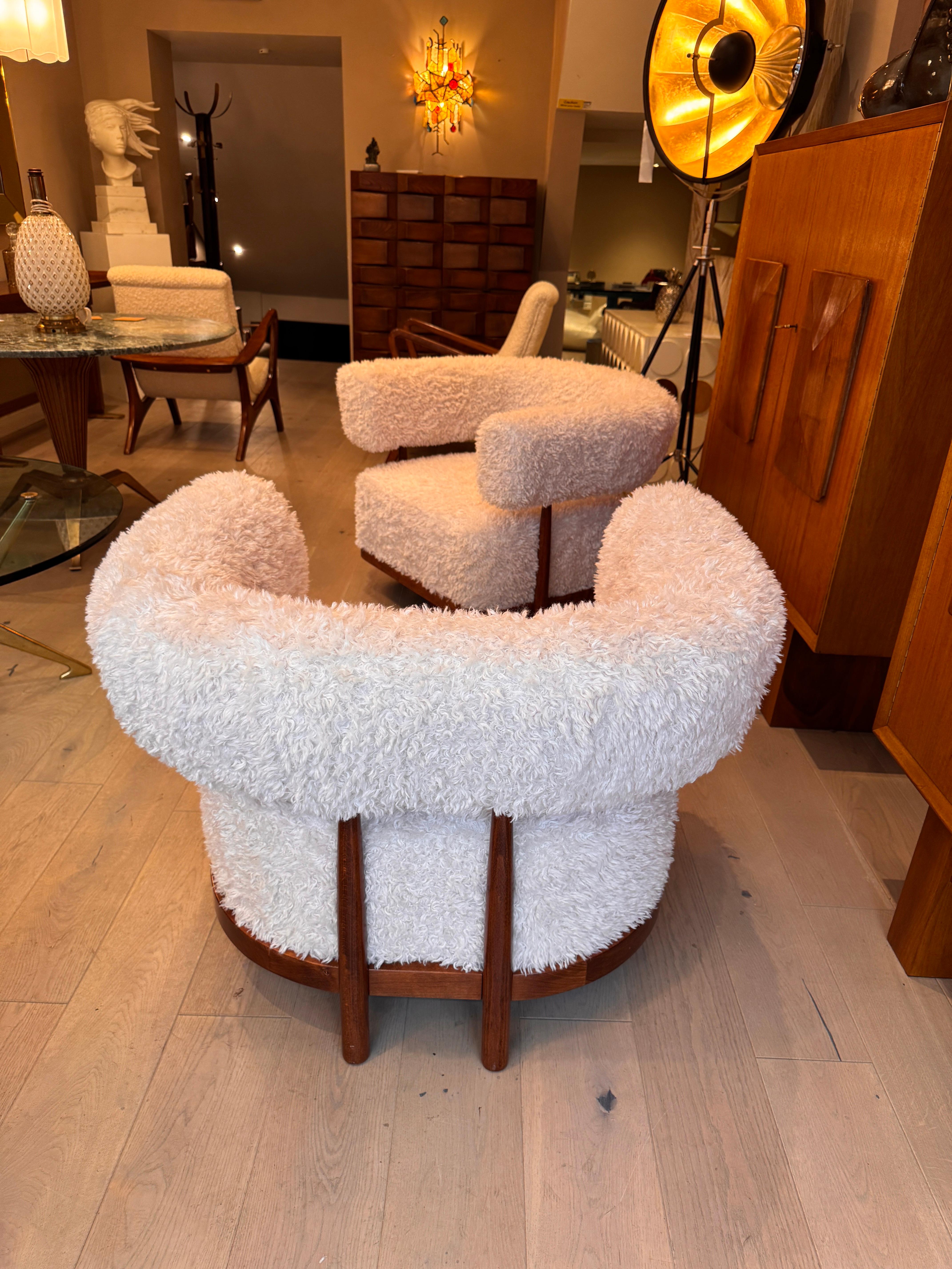 Una favolosa coppia di poltrone italiane in noce curvato con pelliccia di agnello in vendita 2