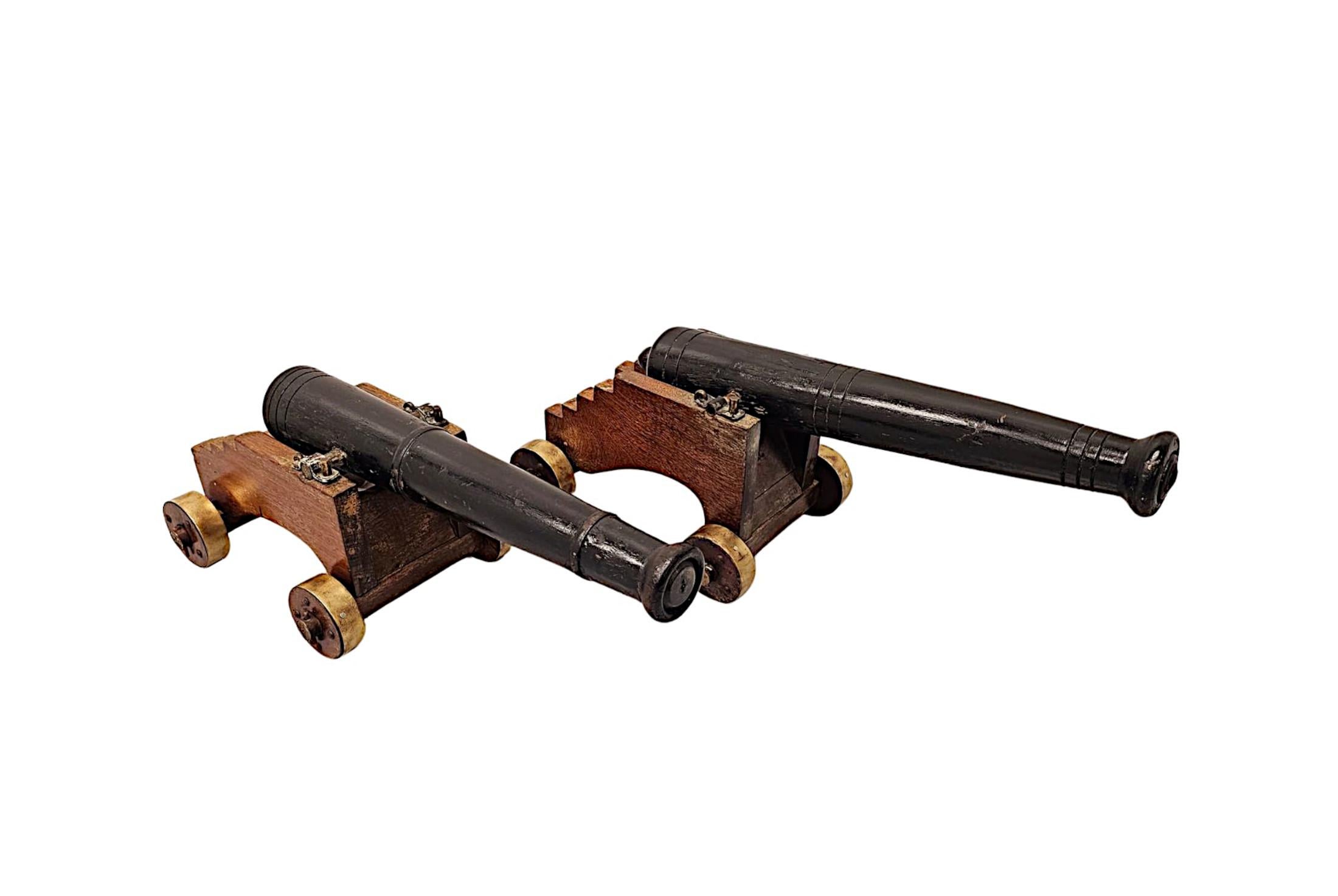 Ein fabelhaftes Paar handgemachter Miniatur-Holzkanonen aus dem späten 19. (19. Jahrhundert) im Angebot