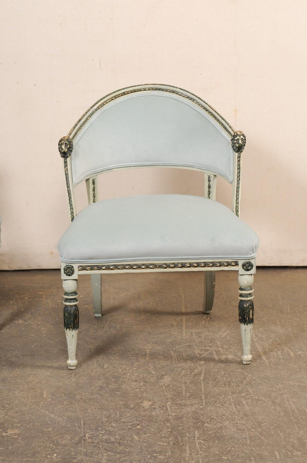 Fabulosa Pareja de Sillas Gustavianas de Época Sueca con Detalles Tallados de Cabeza de León Gustaviano en venta