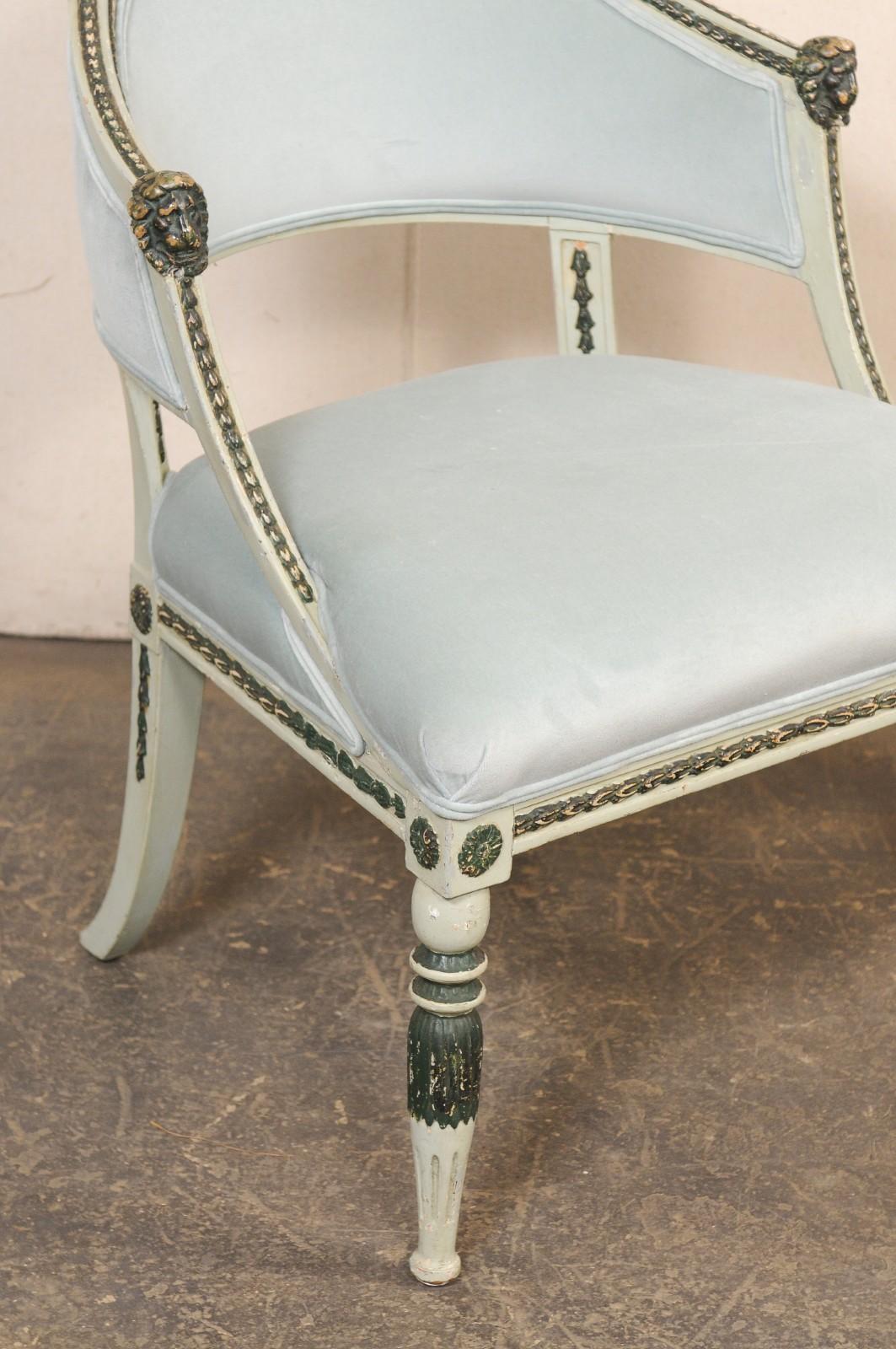 Fabulosa Pareja de Sillas Gustavianas de Época Sueca con Detalles Tallados de Cabeza de León Sueco en venta