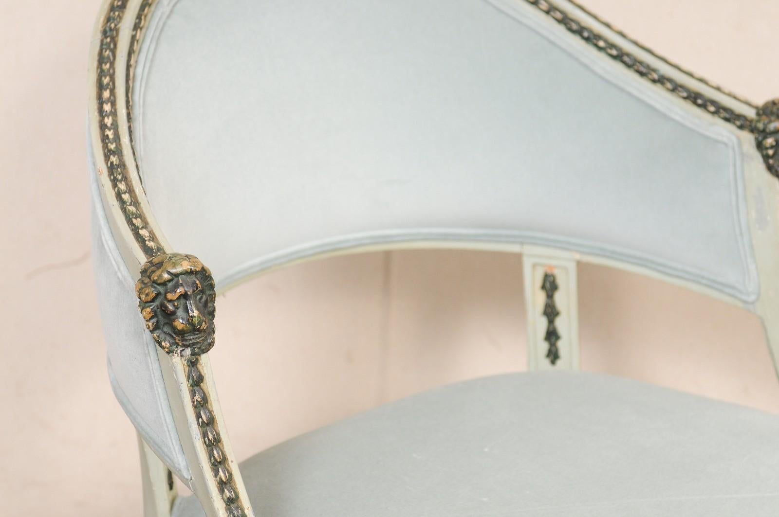 Fabulosa Pareja de Sillas Gustavianas de Época Sueca con Detalles Tallados de Cabeza de León en Bueno estado para la venta en Atlanta, GA