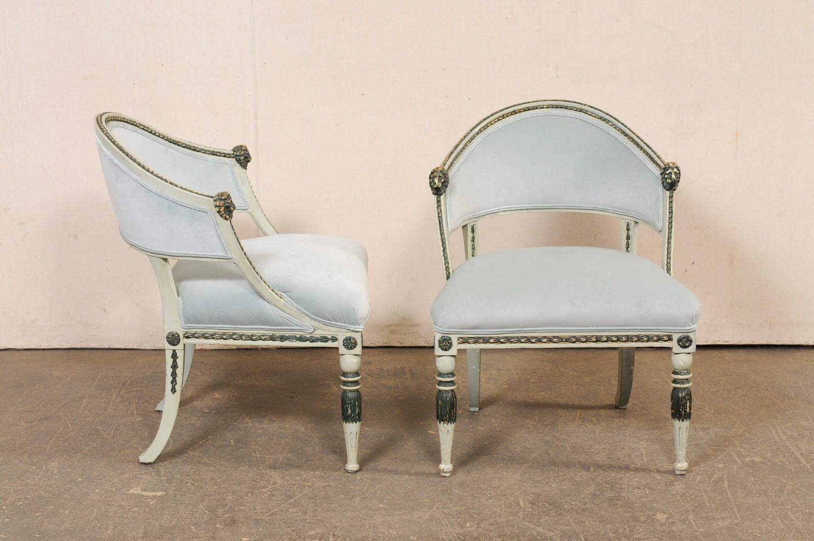 Fabulosa Pareja de Sillas Gustavianas de Época Sueca con Detalles Tallados de Cabeza de León siglo XIX en venta