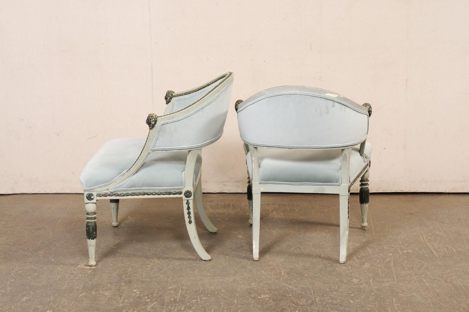 Fabulosa Pareja de Sillas Gustavianas de Época Sueca con Detalles Tallados de Cabeza de León Tapicería en venta