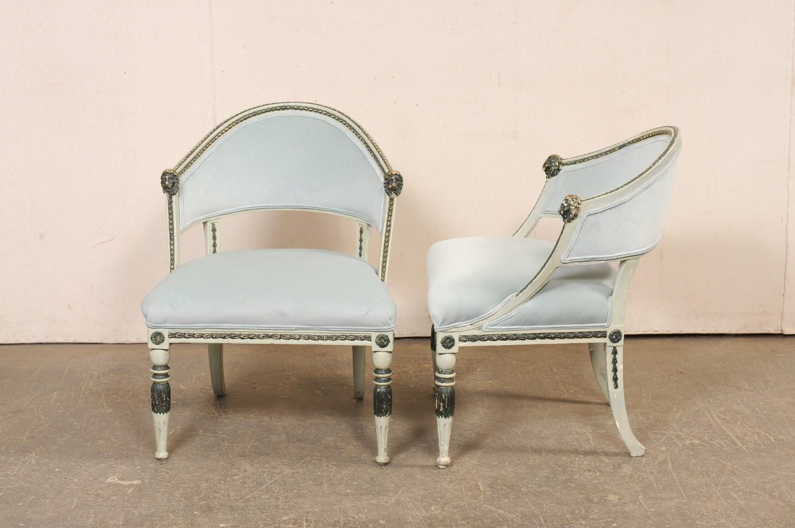 Fabulosa Pareja de Sillas Gustavianas de Época Sueca con Detalles Tallados de Cabeza de León en venta 1