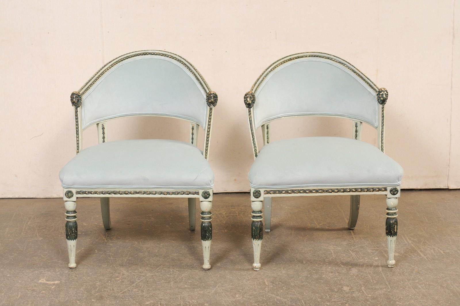 Fabulosa Pareja de Sillas Gustavianas de Época Sueca con Detalles Tallados de Cabeza de León en venta 2