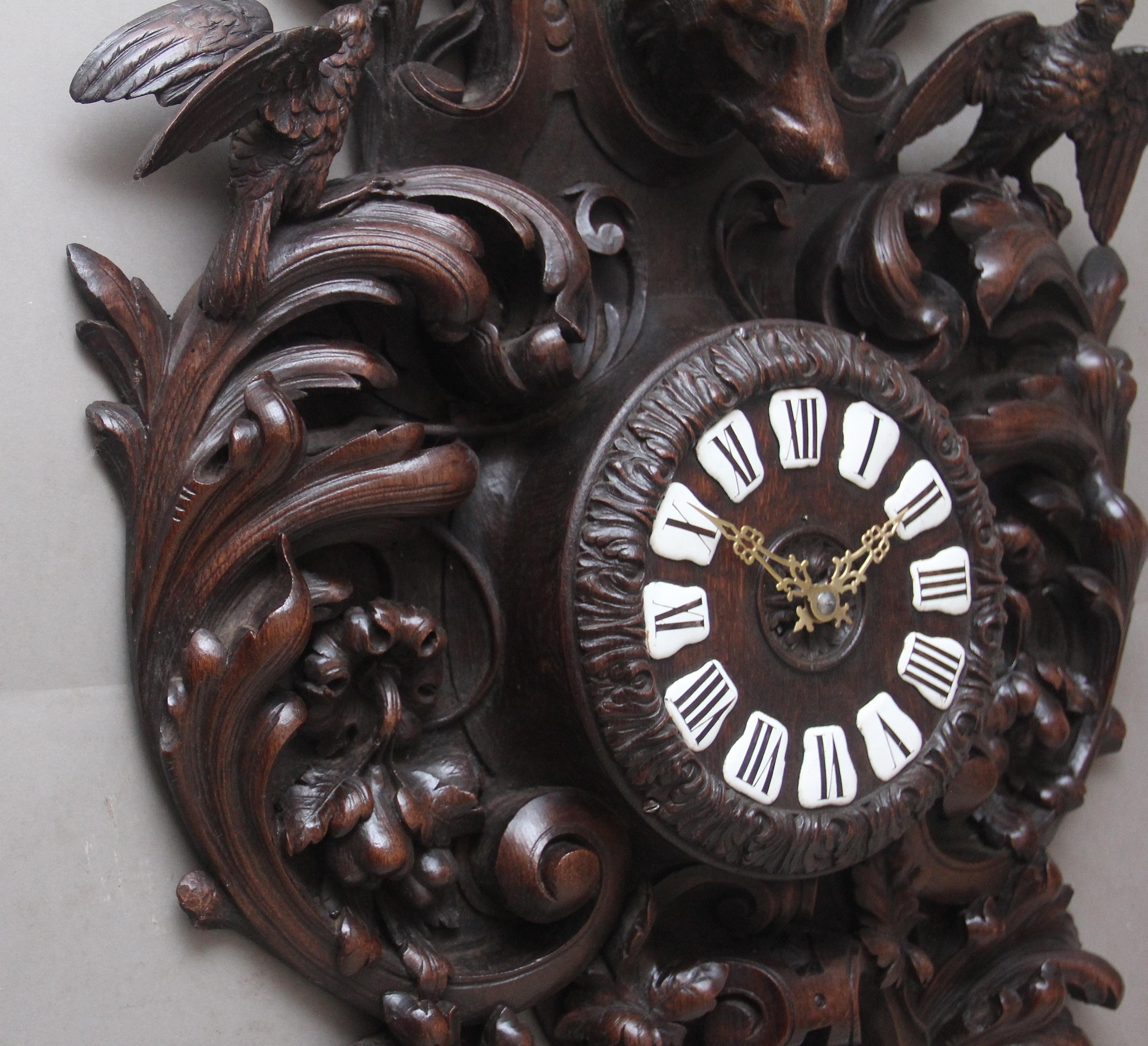 Une fabuleuse horloge murale en chêne sculpté français du 19ème siècle. en vente 4