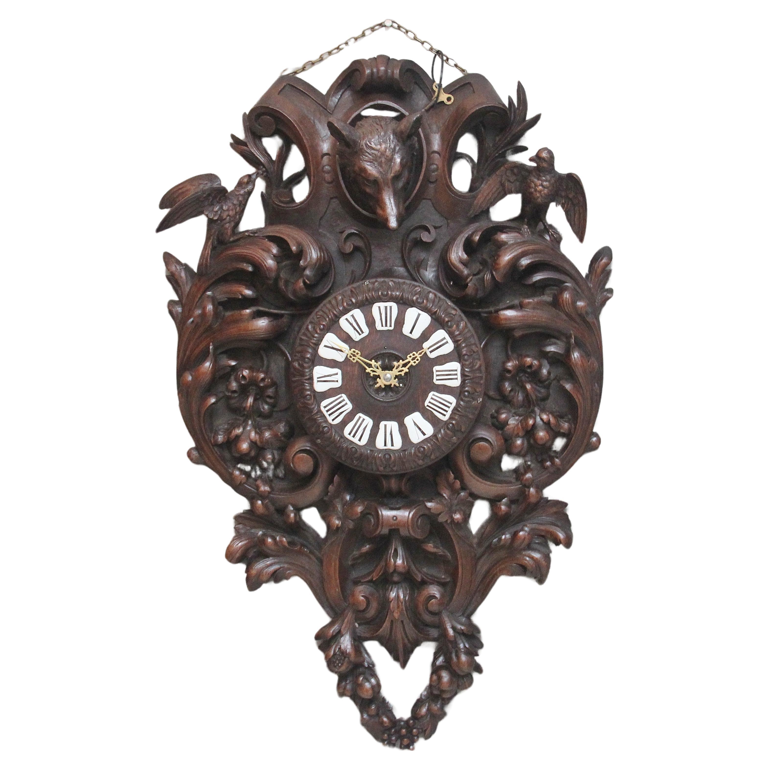 Une fabuleuse horloge murale en chêne sculpté français du 19ème siècle. en vente