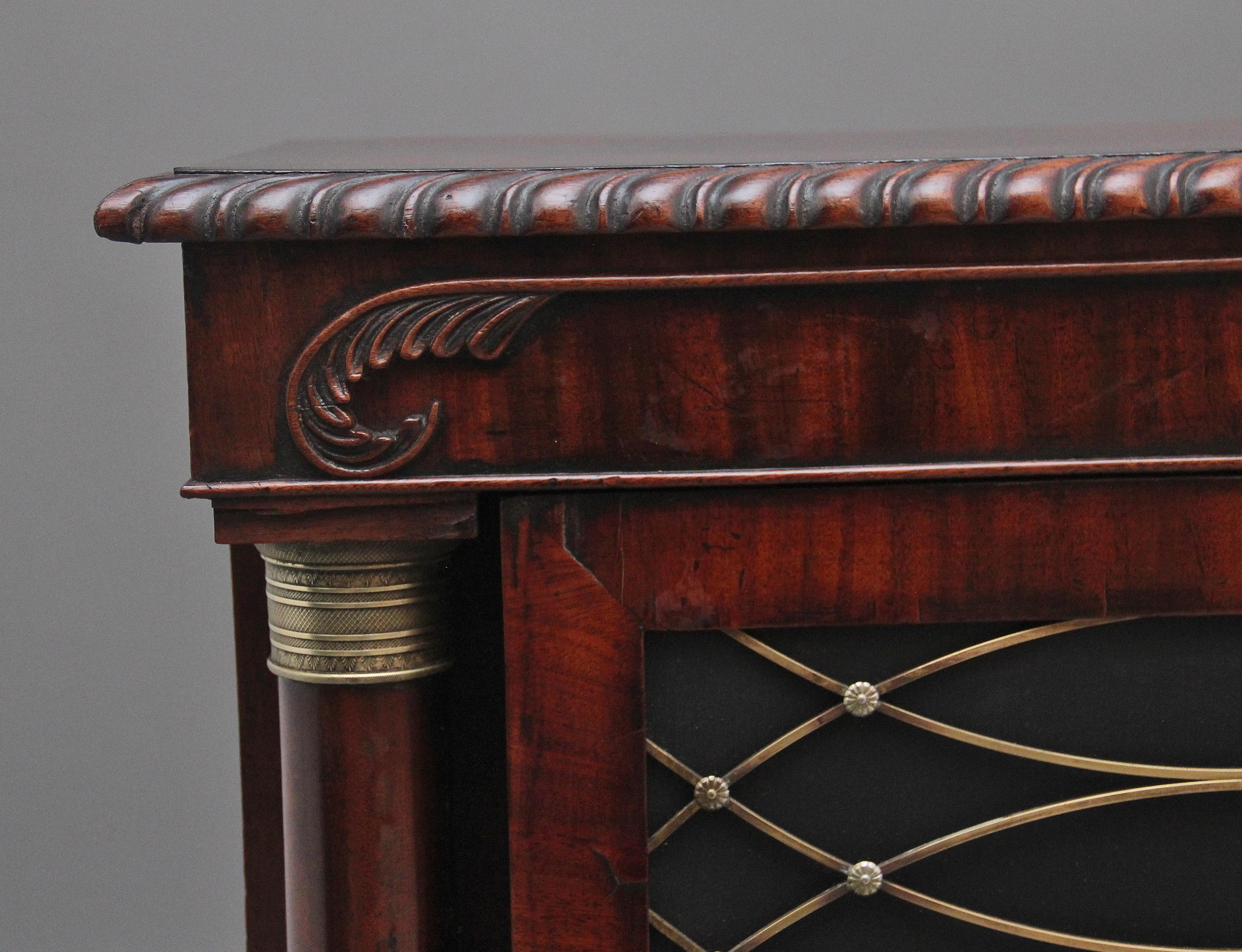 Regency Un fabuleux meuble d'appoint en acajou du début du 19e siècle en vente
