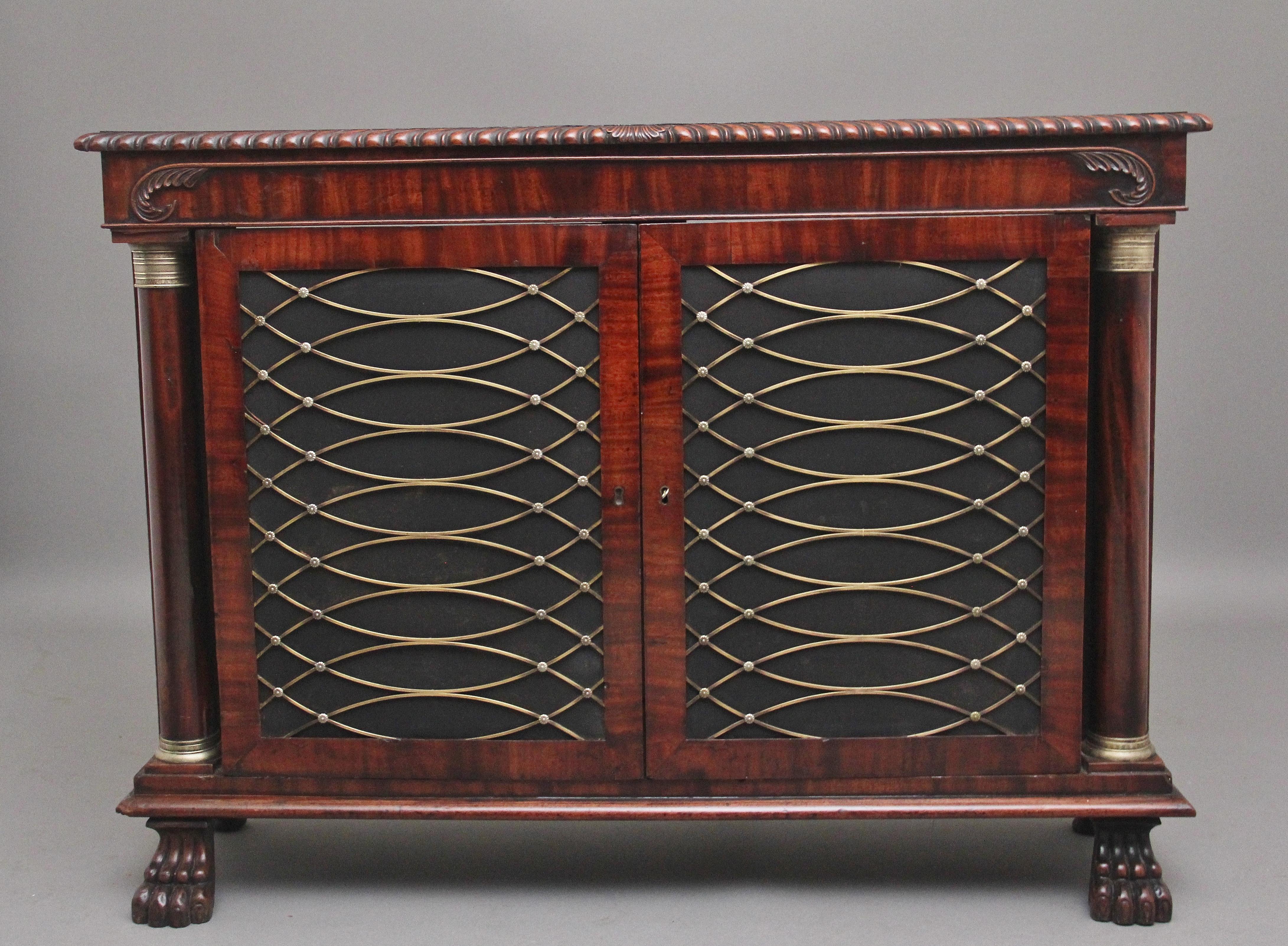 Début du XIXe siècle Un fabuleux meuble d'appoint en acajou du début du 19e siècle en vente