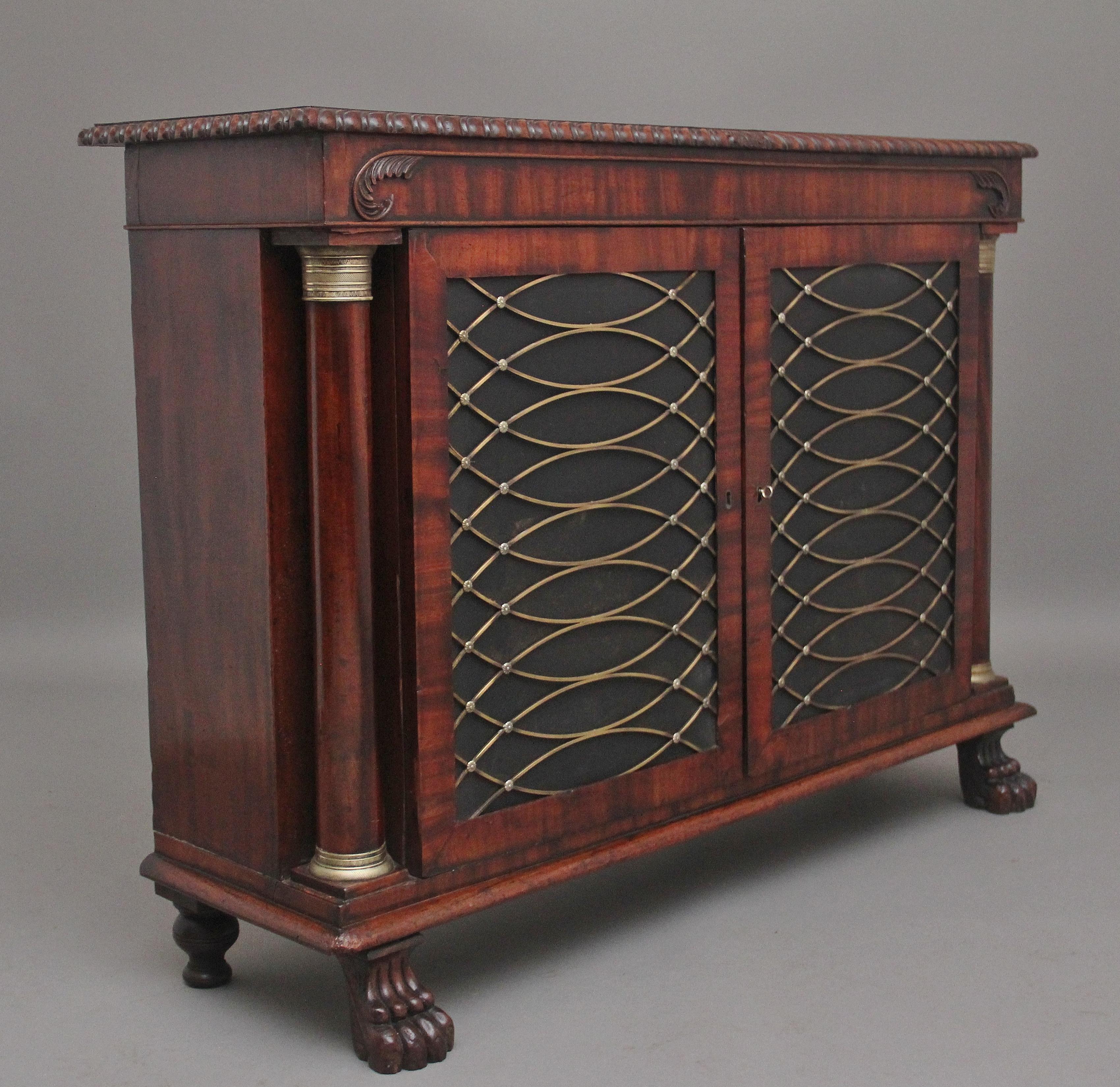 Acajou Un fabuleux meuble d'appoint en acajou du début du 19e siècle en vente