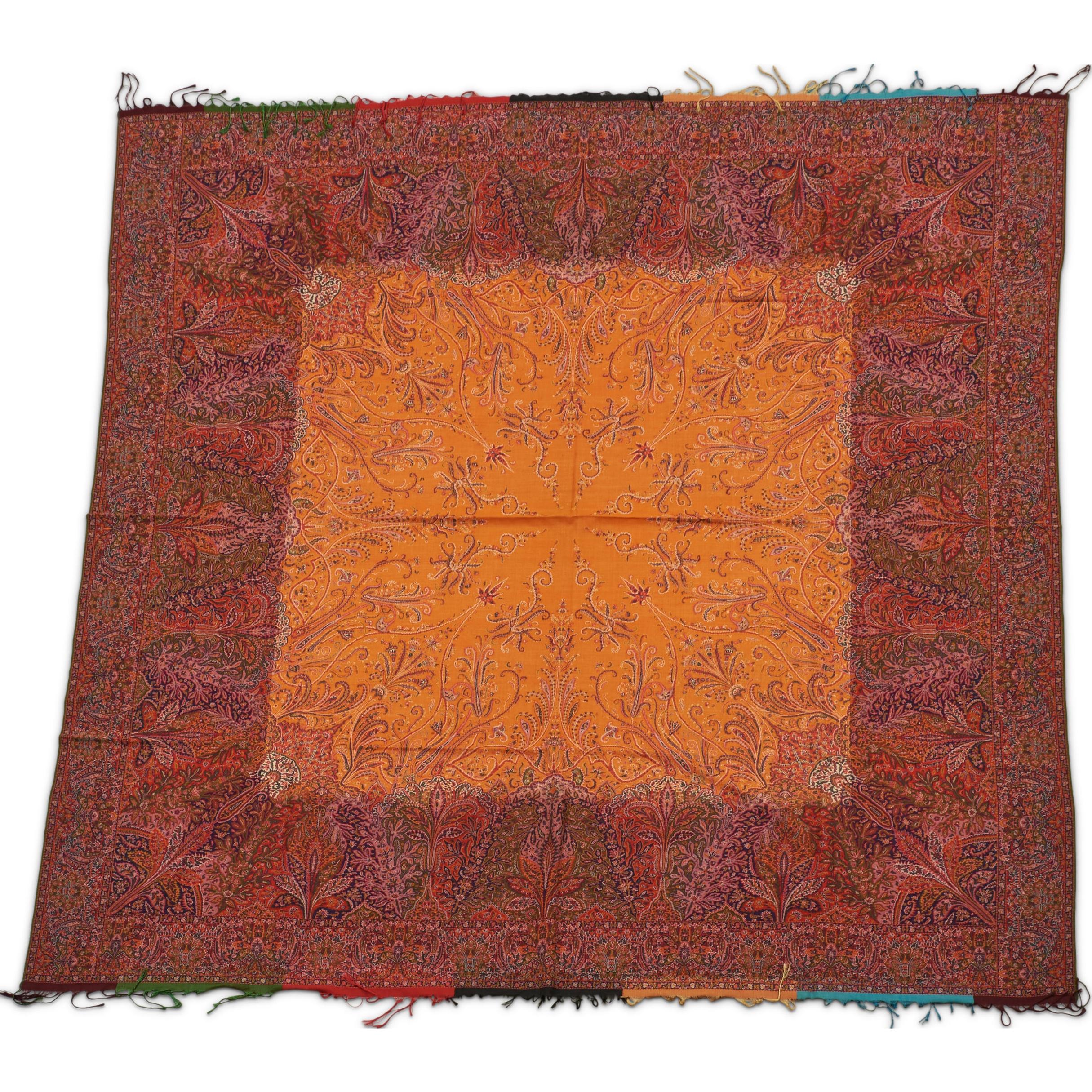 Un favoloso scialle francese del 19° secolo in cashmere intrecciato a mano. Questo scialle quadrato è un pezzo raro, caratterizzato da un ricco bordo bordeaux che racchiude un centro color senape brillante, che attira lo sguardo e cattura i sensi.