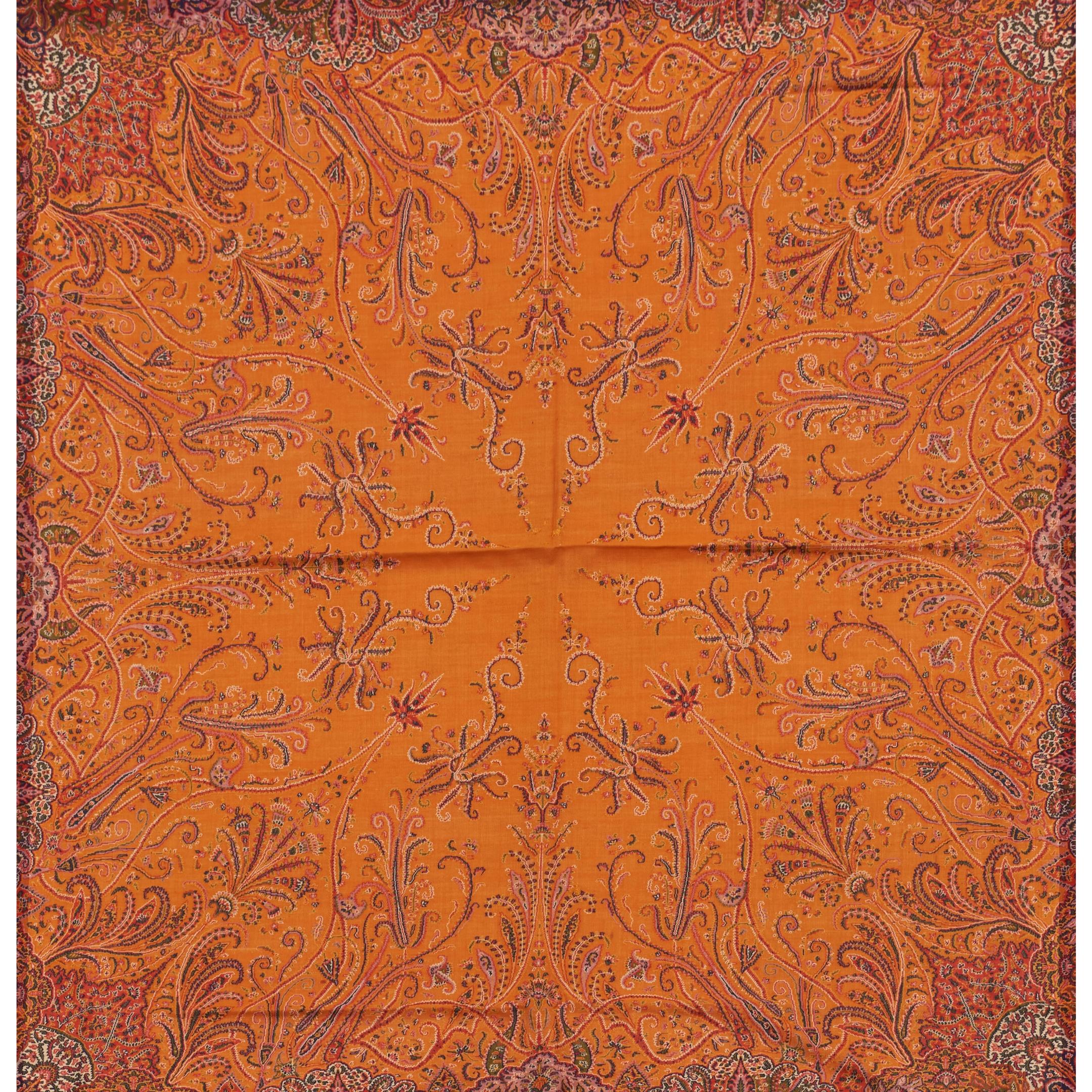 Altro Un favoloso scialle quadrato in cashmere francese tessuto a mano del 19° secolo, color zafferano. in vendita
