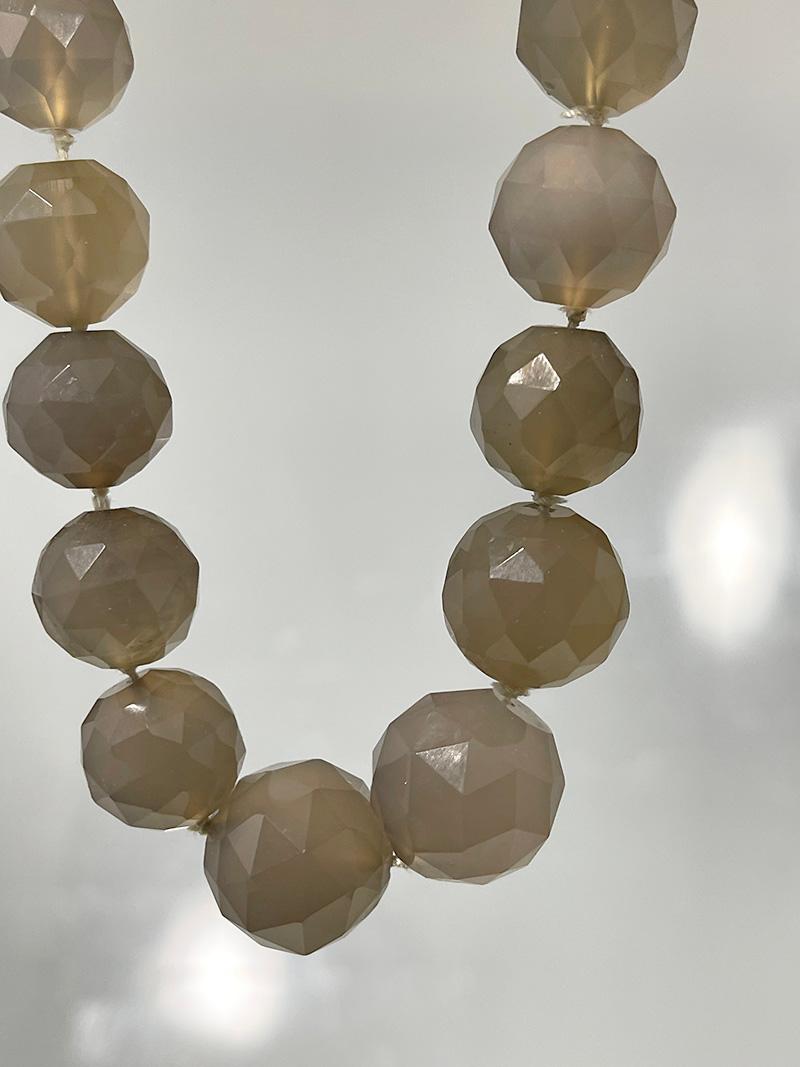 Européen Collier de perles à facettes en vente